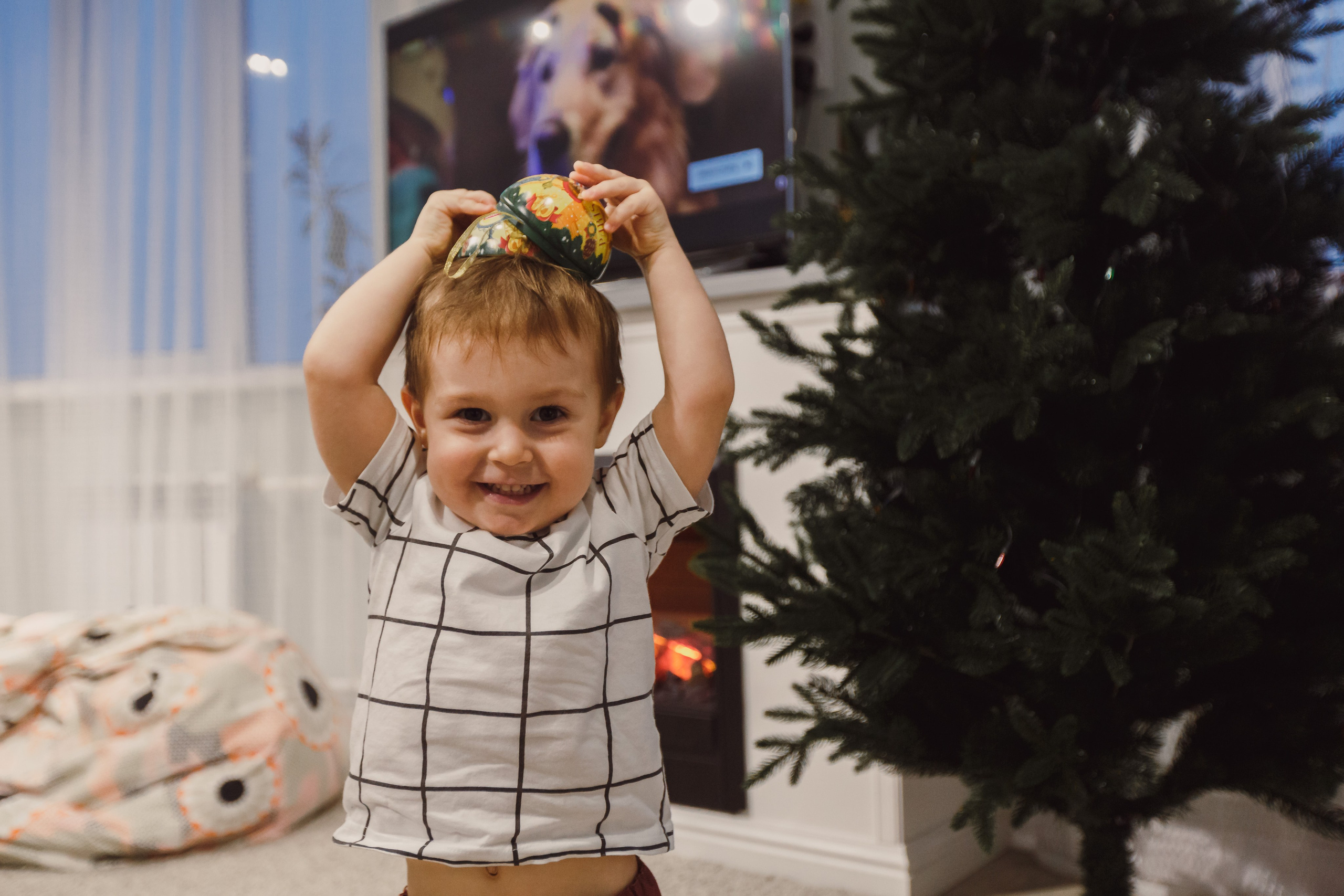 Padres con niños preparando galletas en casa. Fotógrafo de retrato, familia y reportajes en Valencia | España | Europa Vitalii Lumier