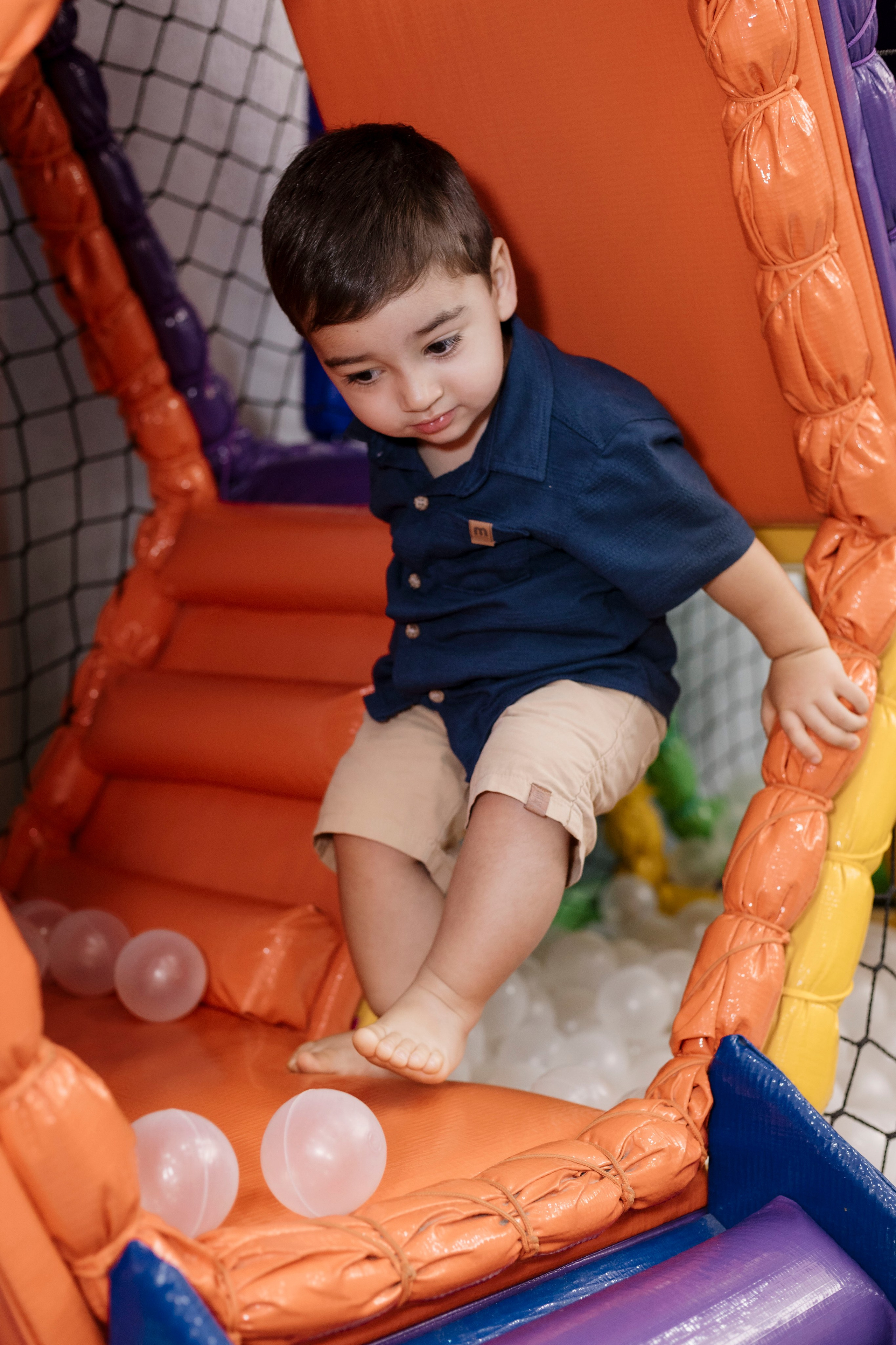 Joaquim sorrindo enquanto participa das brincadeiras da festa