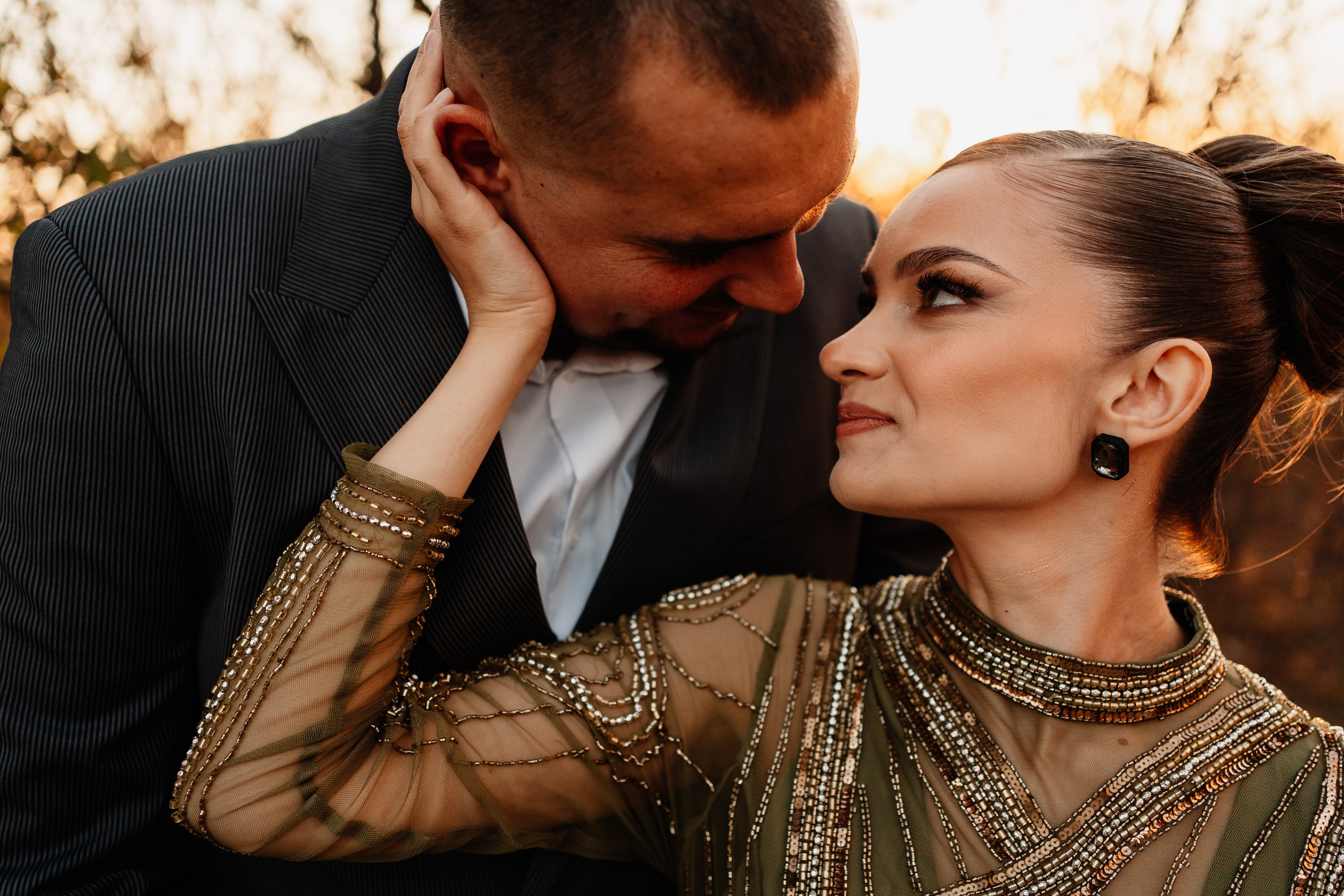 Instantaneu plin de tandrețe dintre părinți și bebeluș în ziua botezului, realizat în Craiova. Fotografie profesională de botez, capturând emoțiile autentice ale familiei într-un decor luminos și cald