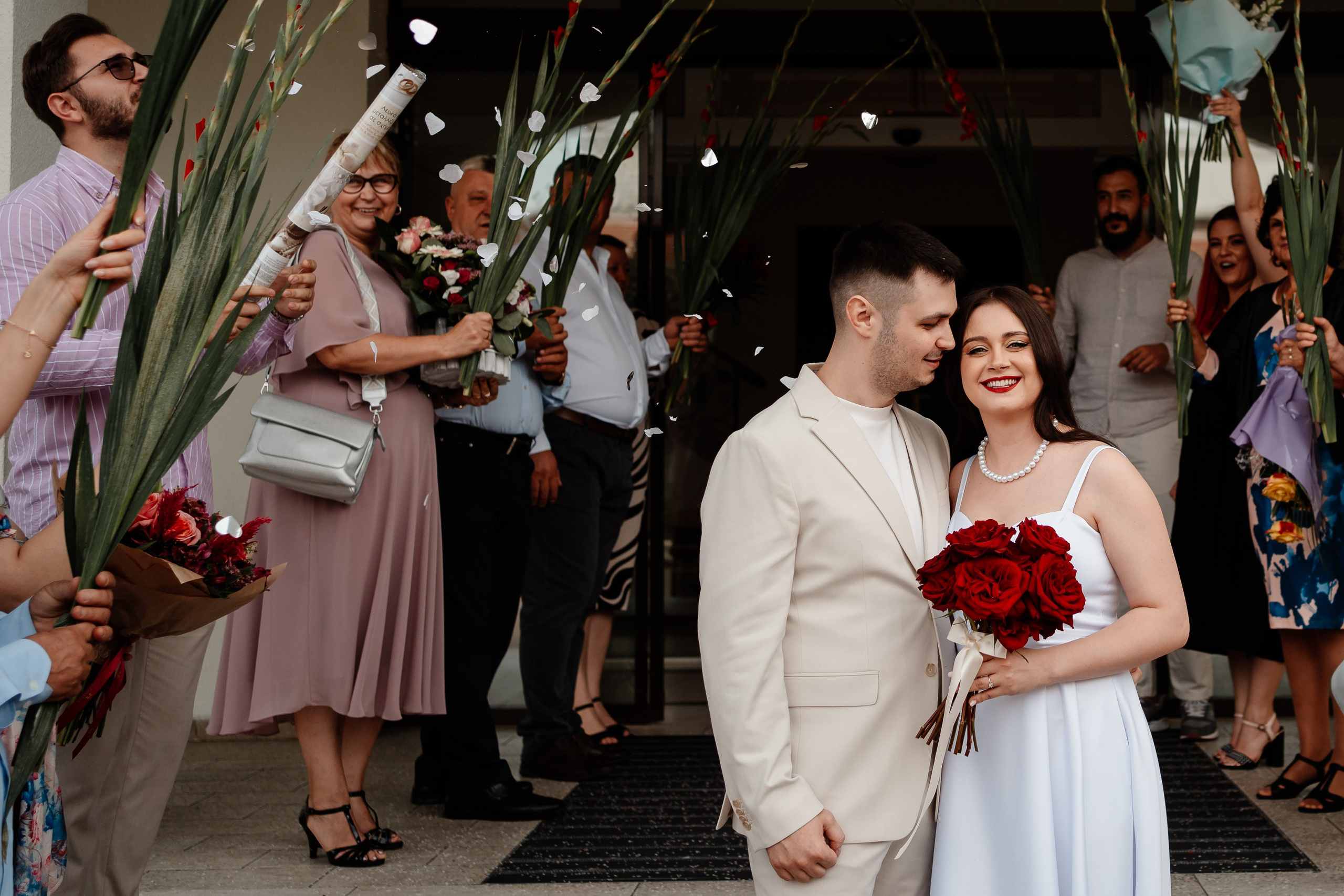 Miri fericiți în fața oficiului stării civile din Ilfov, celebrând începutul unei noi vieți împreună. Fotografie de cununie civilă, capturând naturalețea și bucuria momentului special.