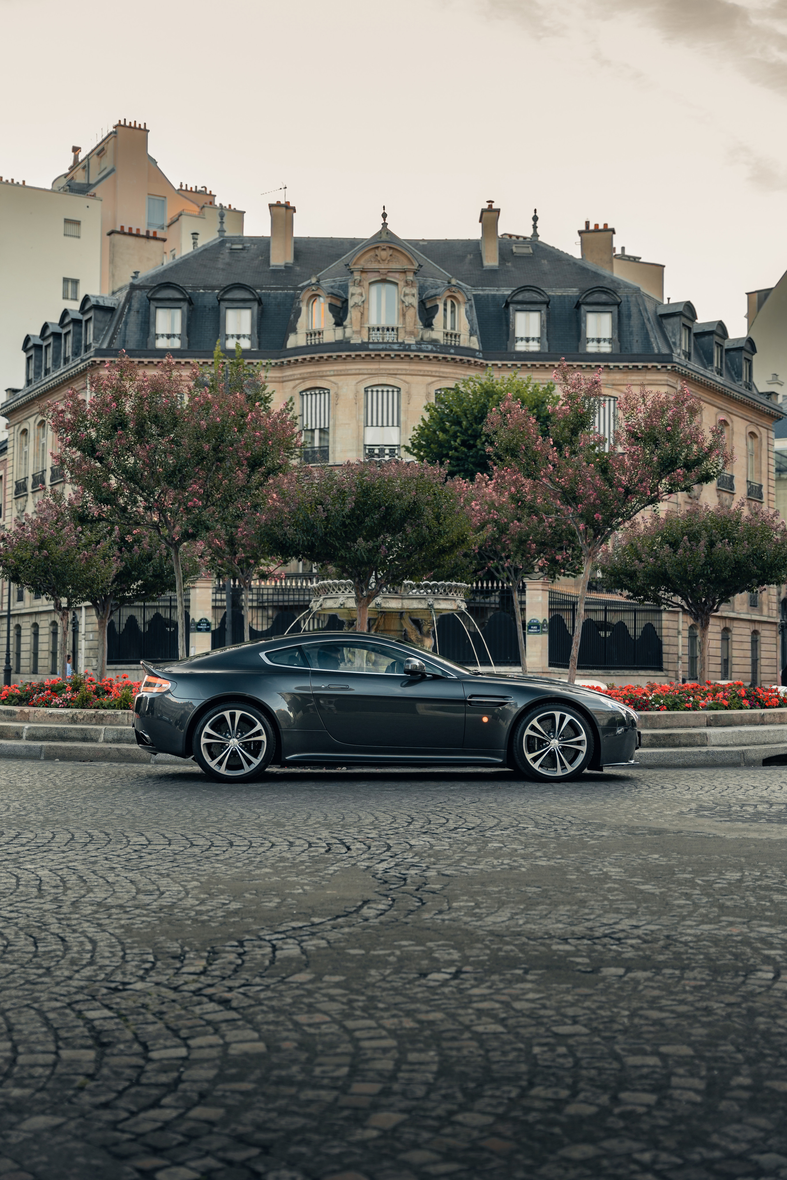 Aston Martin Vantage. Photographer in Paris — Vitalii Motruk