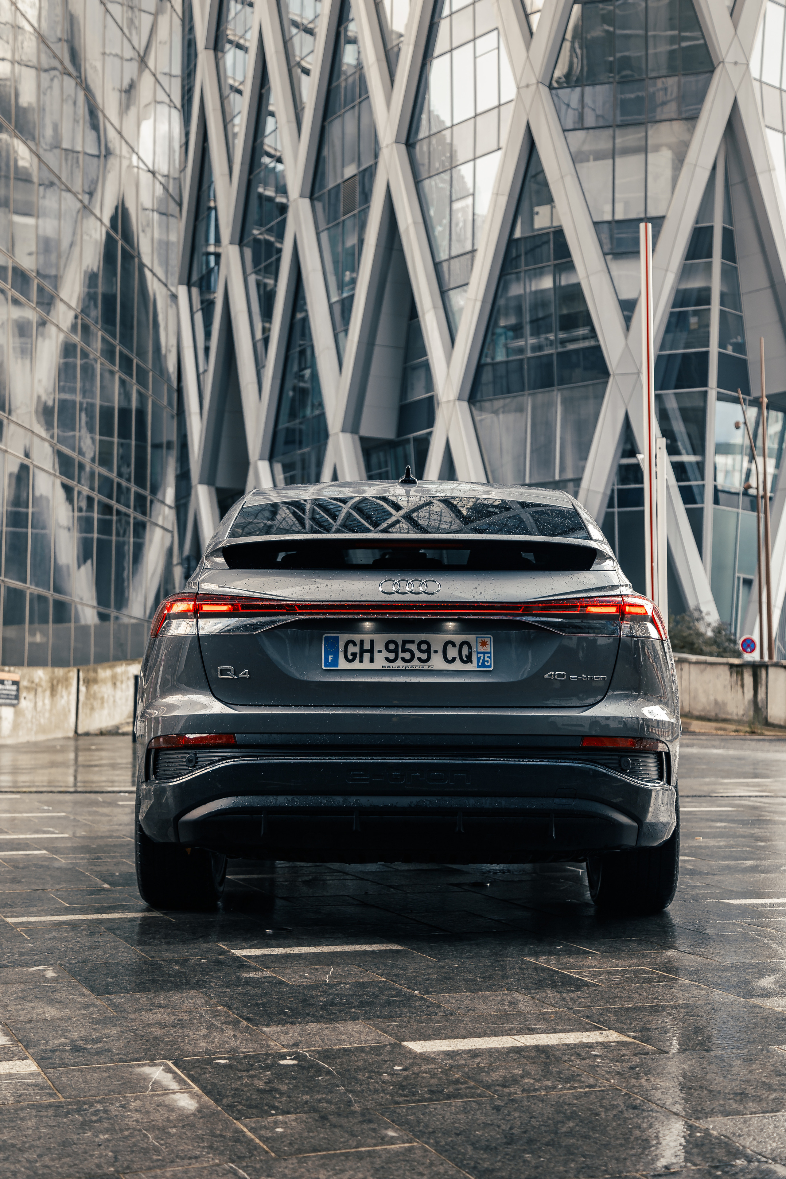 Audi Q4 E-Tron. Photographe de voitures à Paris — Vitalii Motruk