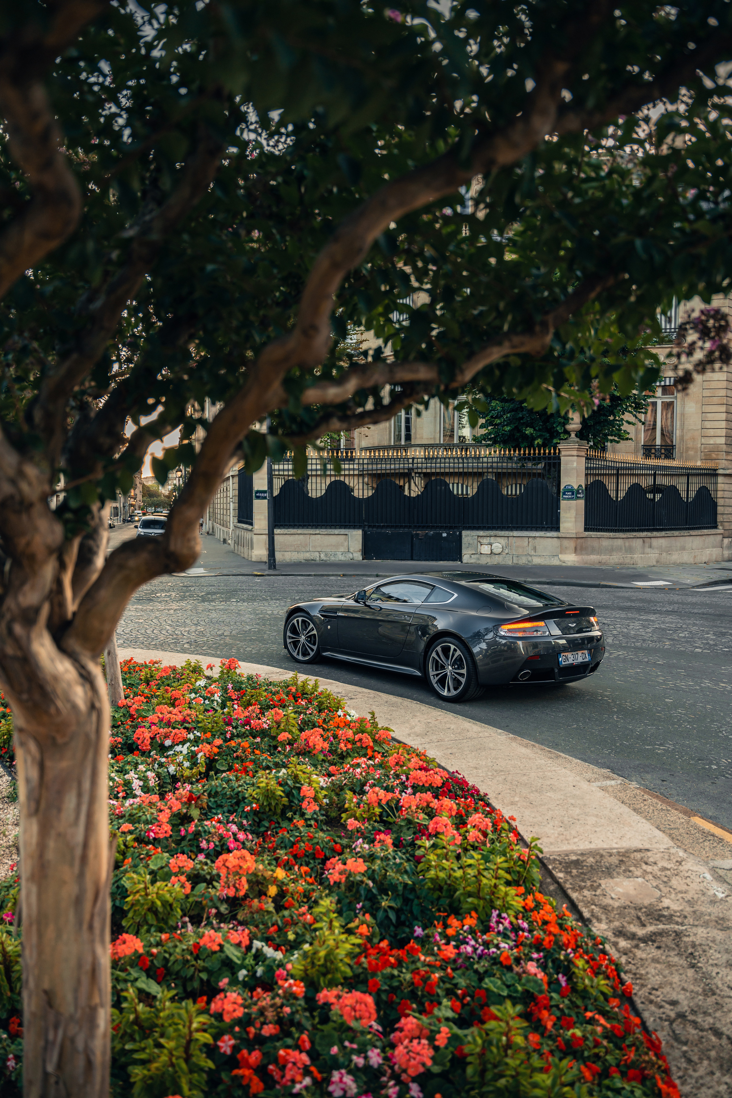 Aston Martin Vantage. Photographer in Paris — Vitalii Motruk