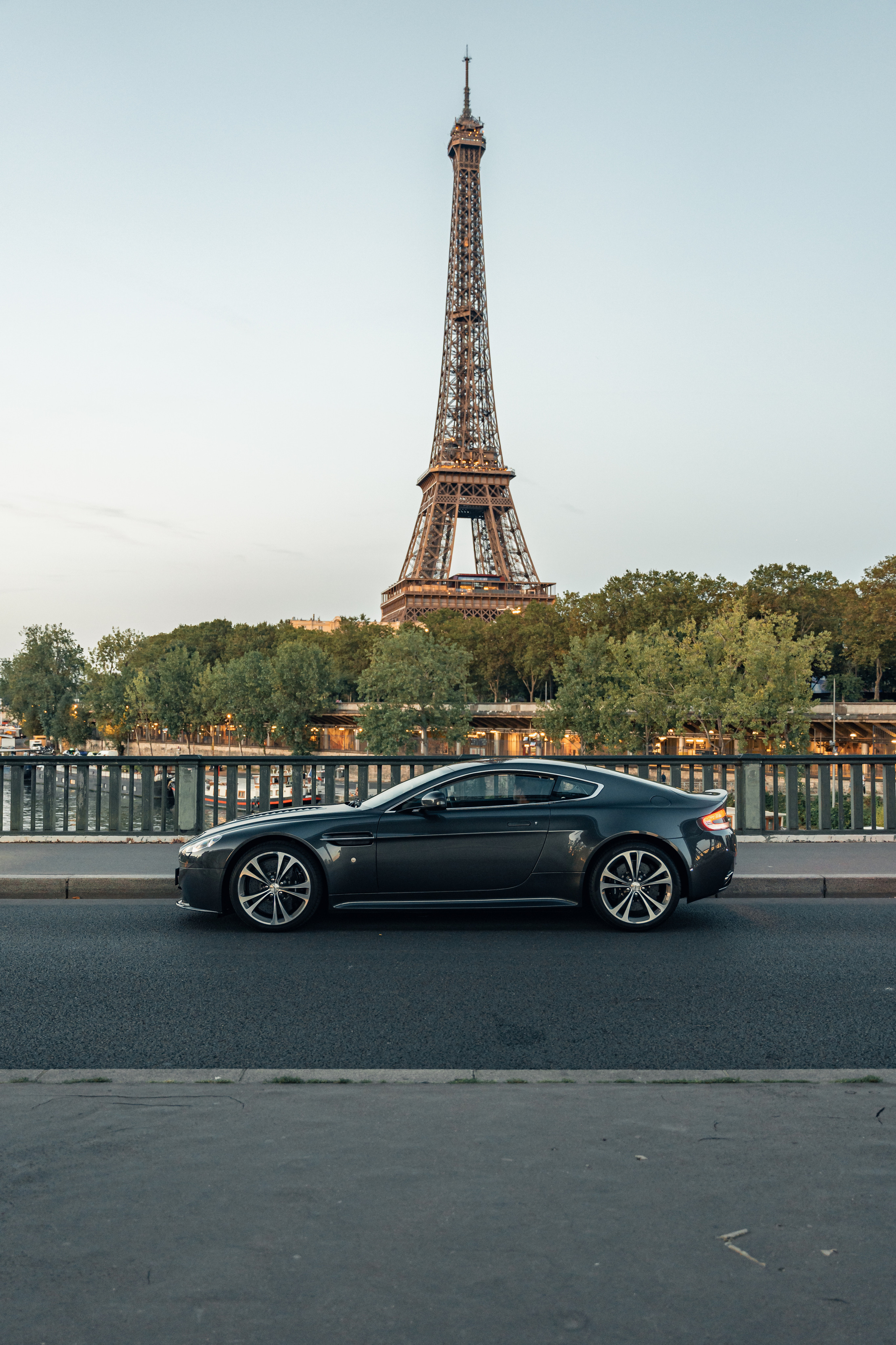 Aston Martin Vantage. Photographer in Paris — Vitalii Motruk