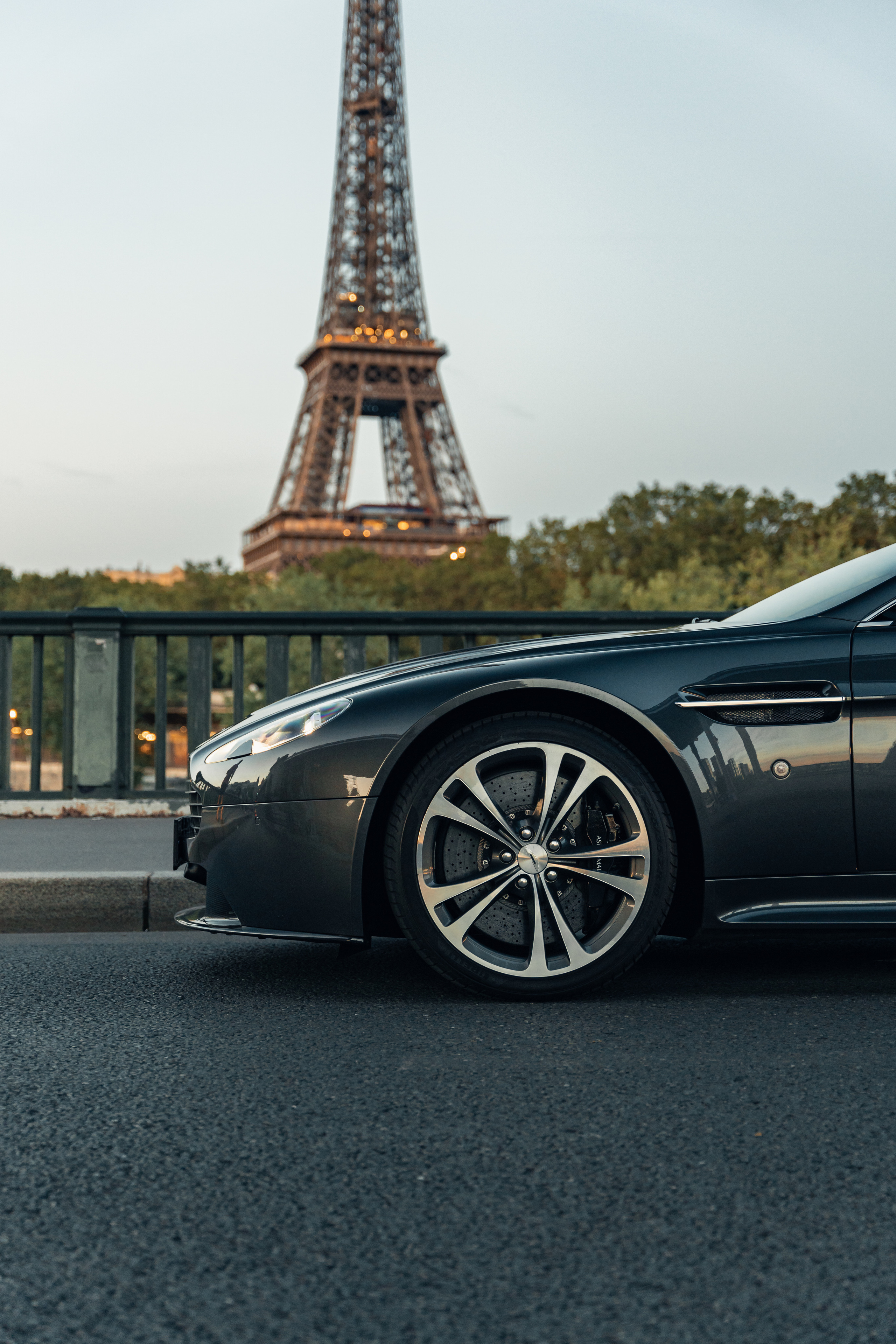 Aston Martin Vantage. Photographer in Paris — Vitalii Motruk