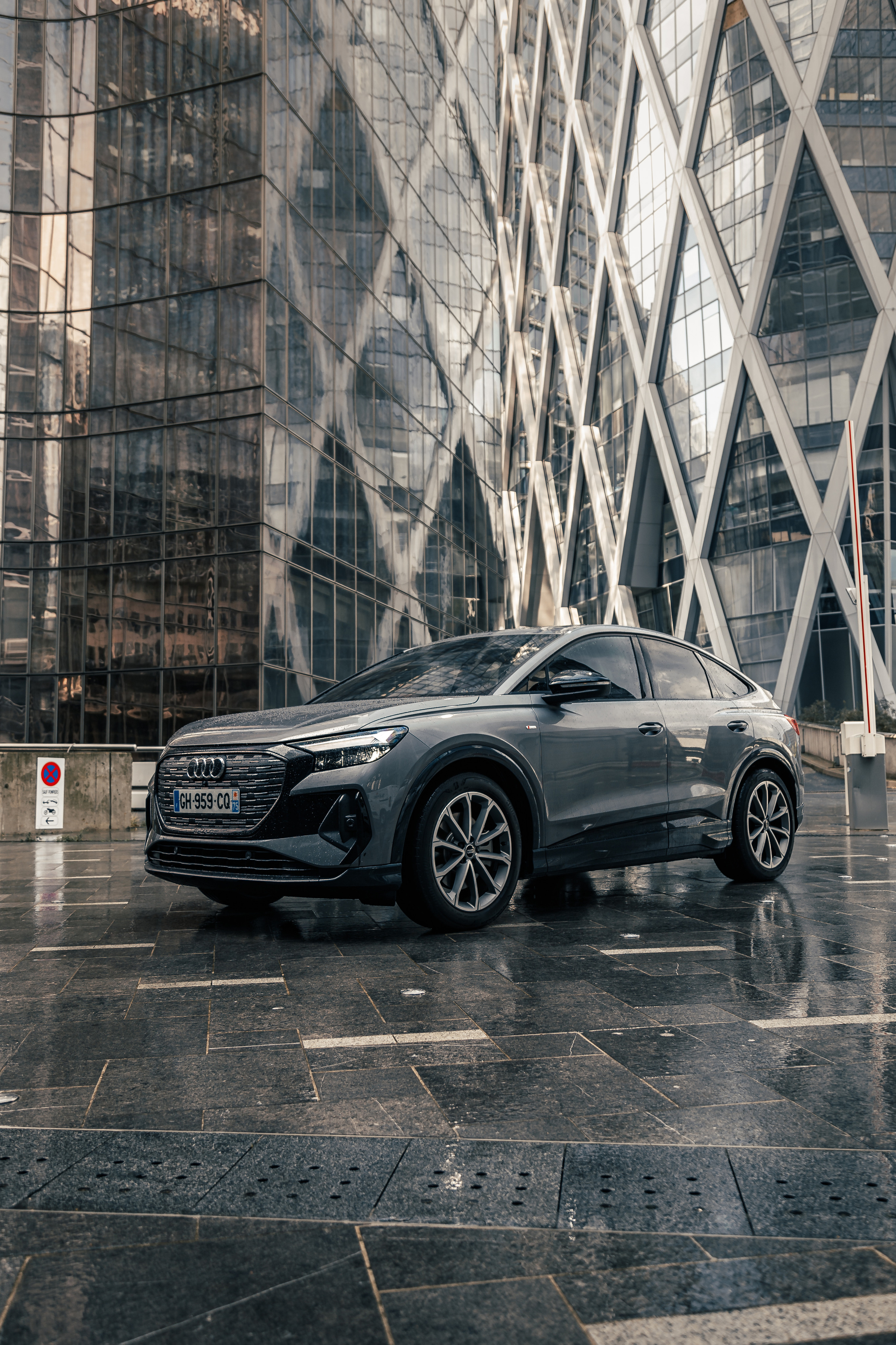 Audi Q4 E-Tron. Photographe de voitures à Paris — Vitalii Motruk