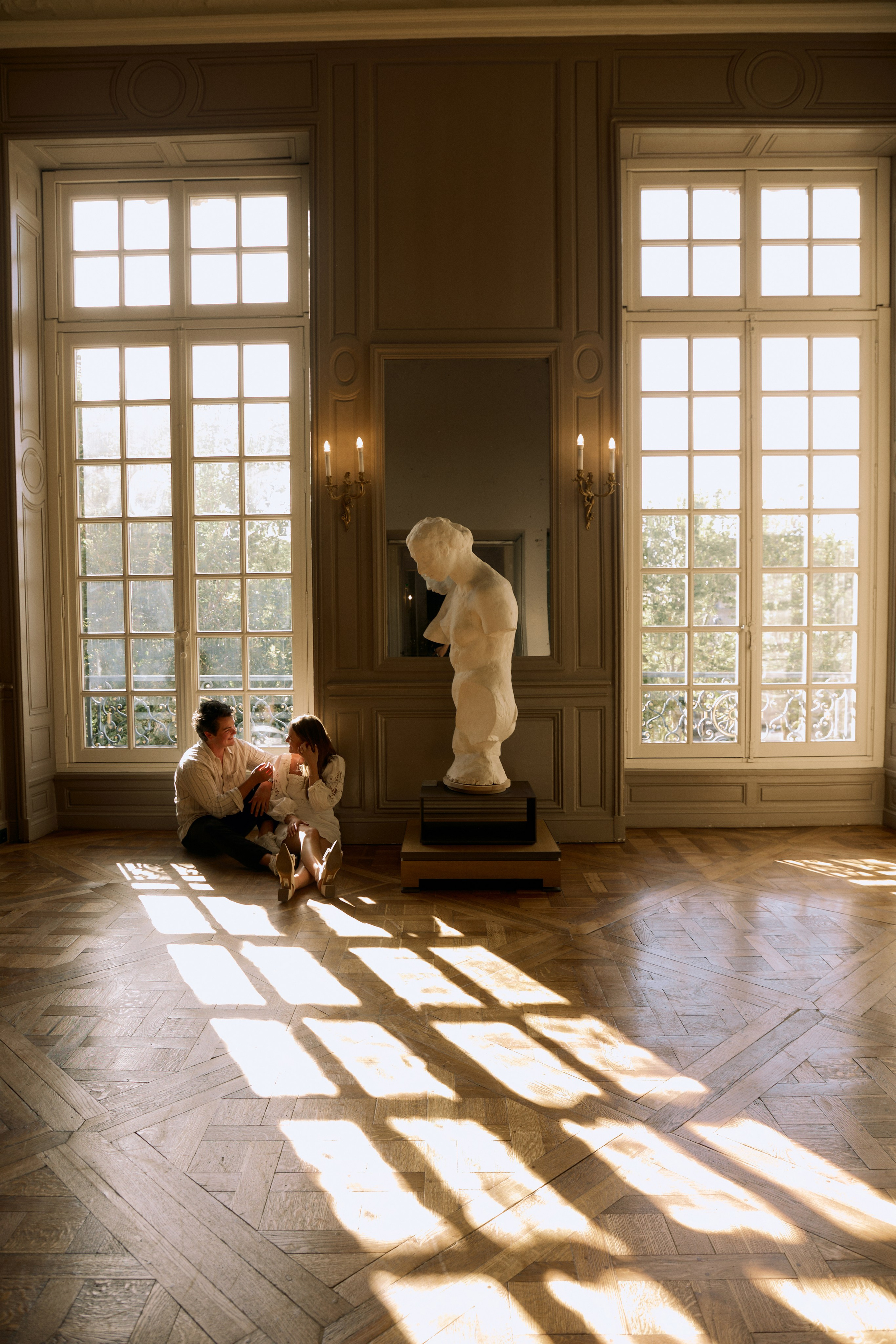 Hannah & Drew museum engagement. Photographer in Paris