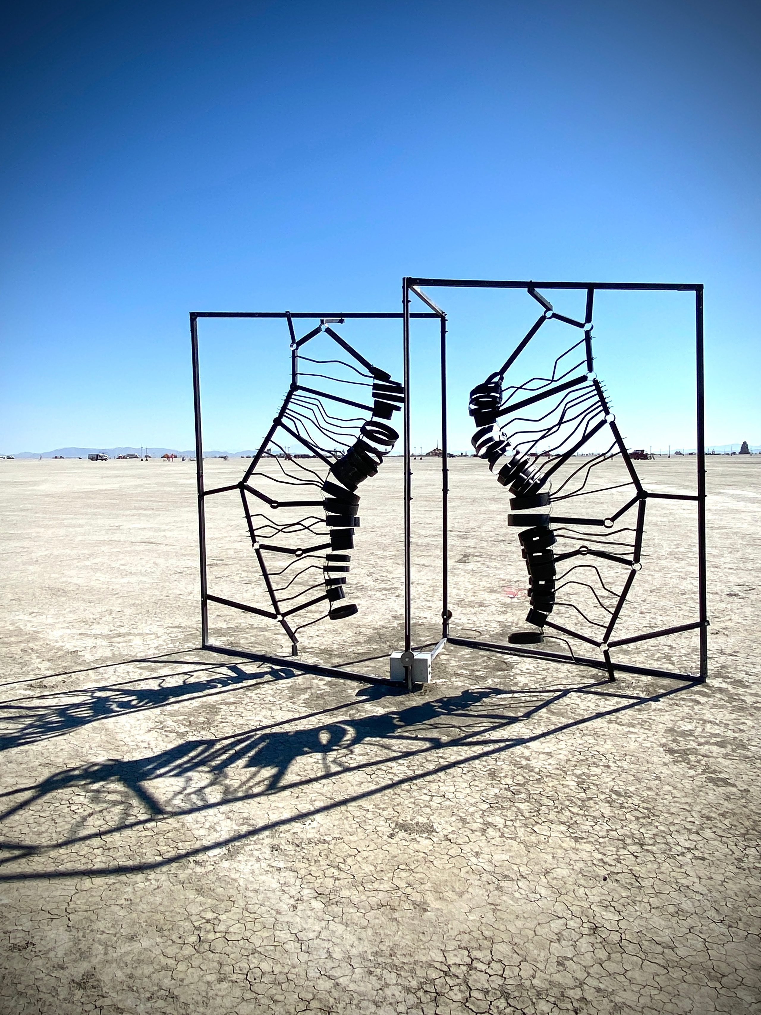 Поцеловать себя в зеркало можно только в губы. Burning man. Nevada. USA