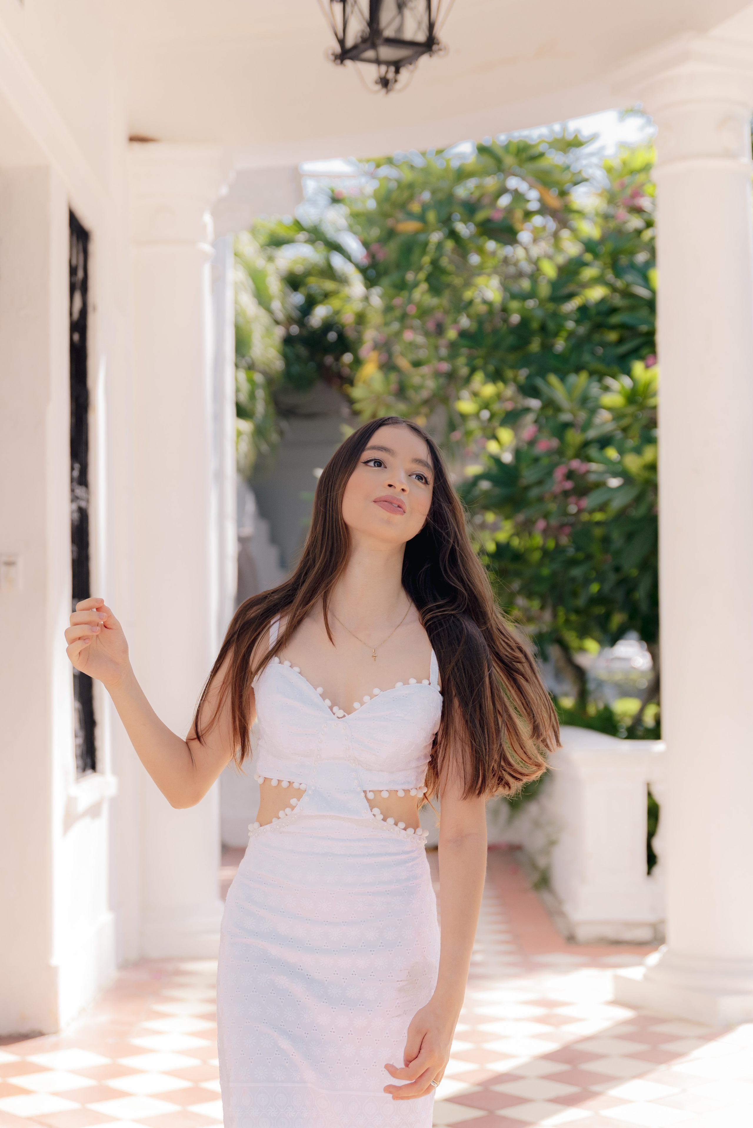 Sesión fotográfica quinceañera en locación arquitectónica blanca profesional BanderArt Colombia