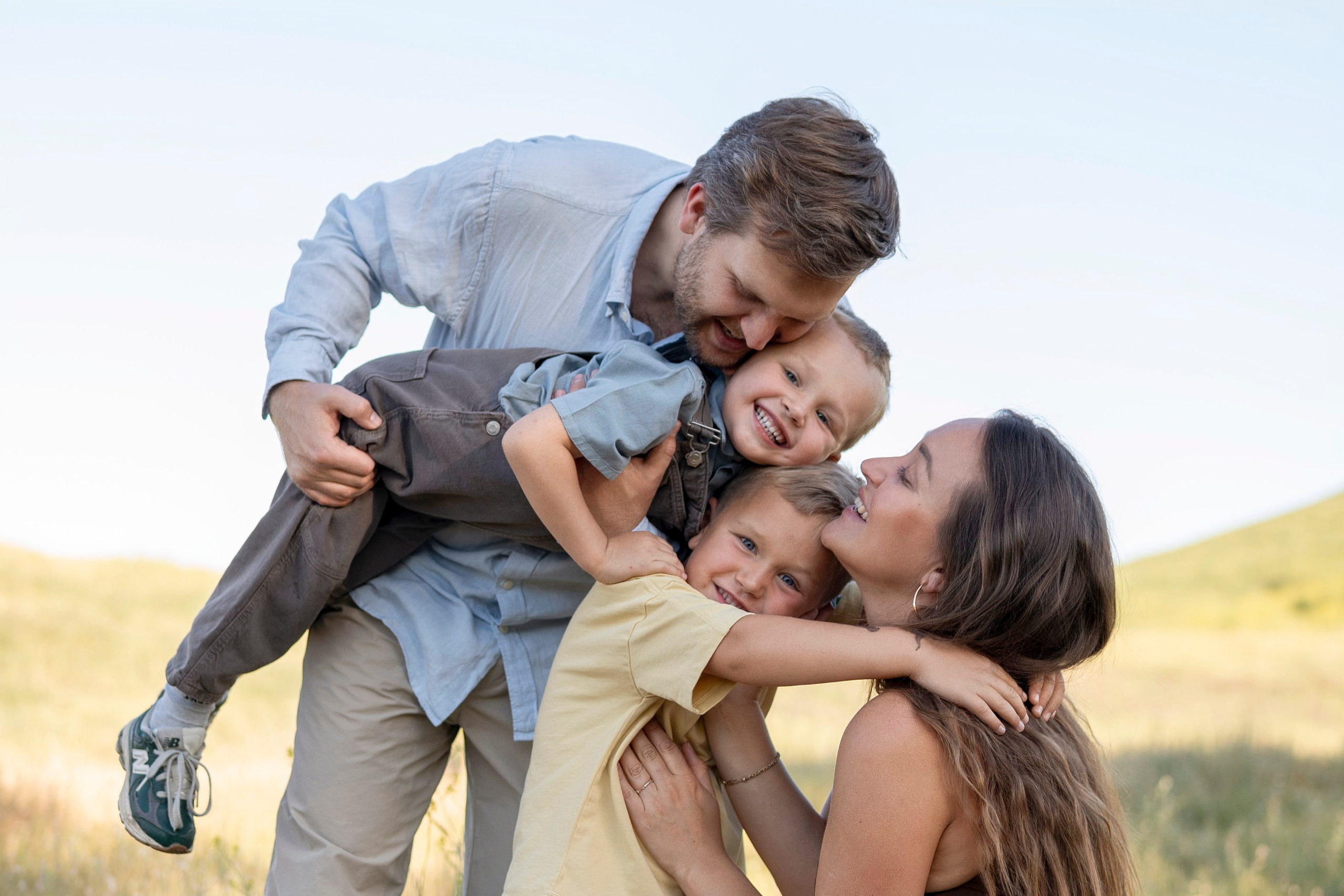 Lifestyle family session, candid family moments, outdoor family portraits, family photo shoot, natural family photos, kids and parents. Bay Area Photographer: family, maternity, love story, wedding