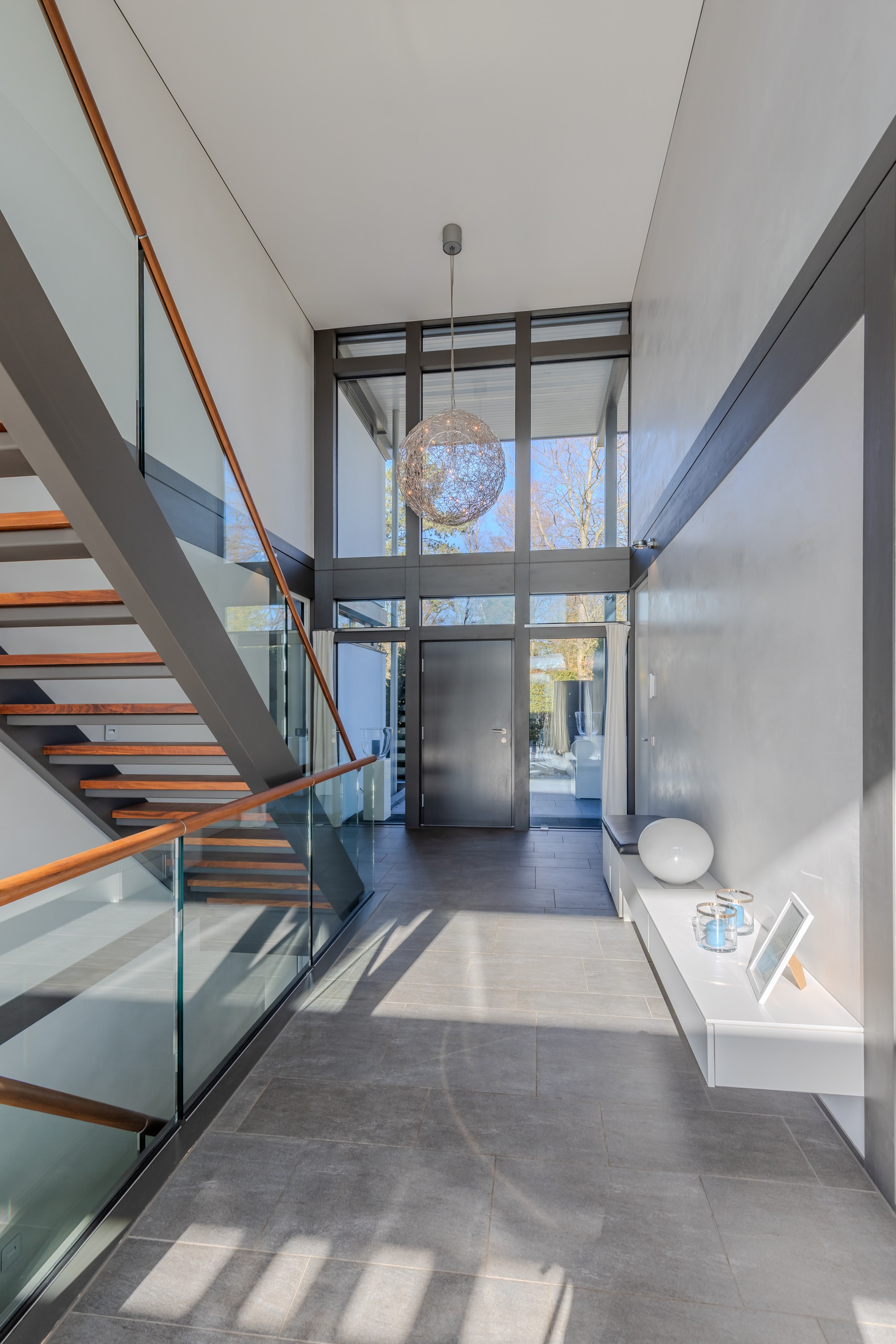 Портфолио съемки интерьеров недвижимости. Светлая гостиная с профессиональной постановкой – пример работы фотографа Сергея Невельского