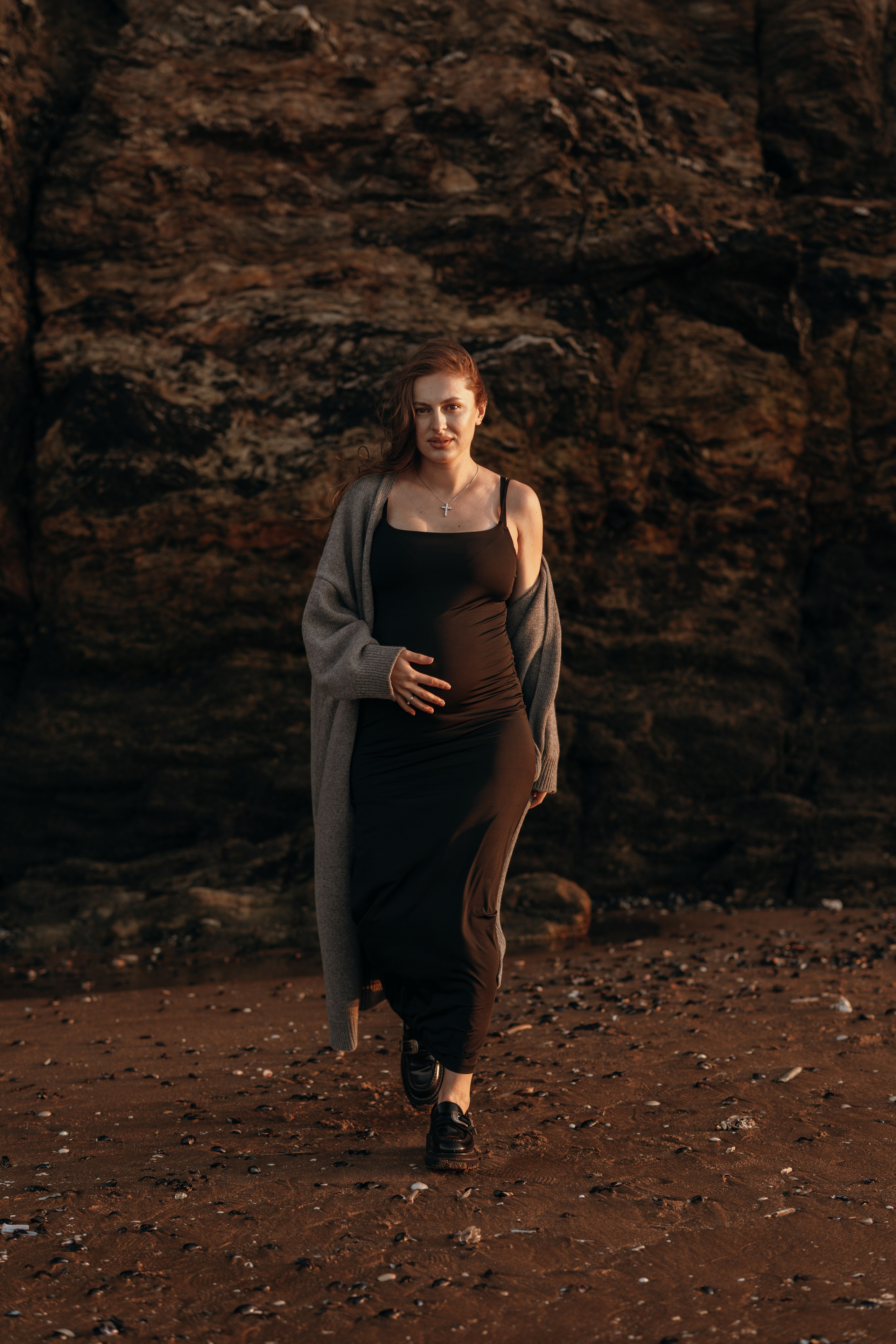 Sunset maternity photoshoot. Annah Louwagie — Lifestyle photographer for couples, families & brands | France & worldwide