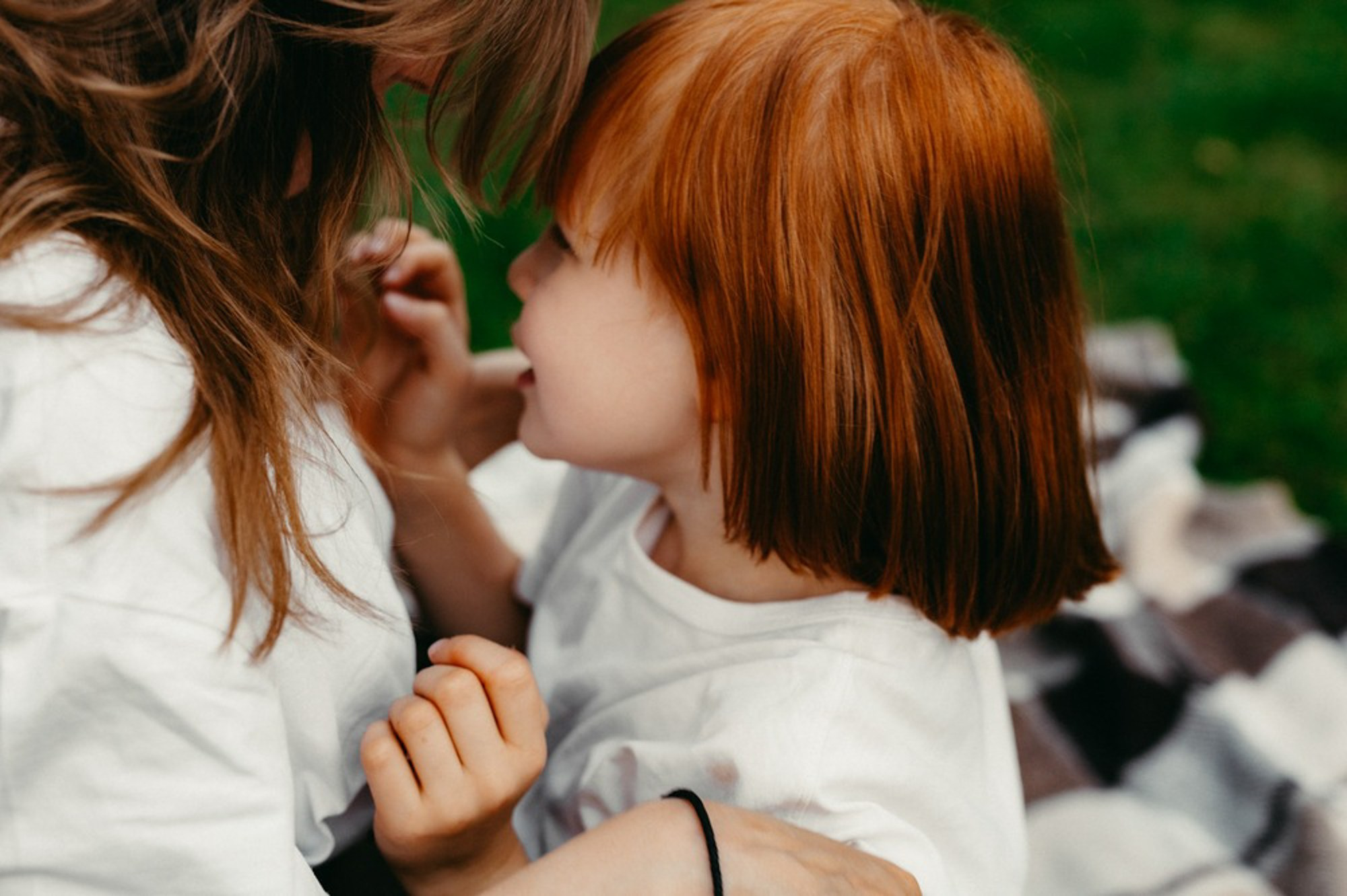 Сімейна фотосесія на вулиці літом. Photokostin.com