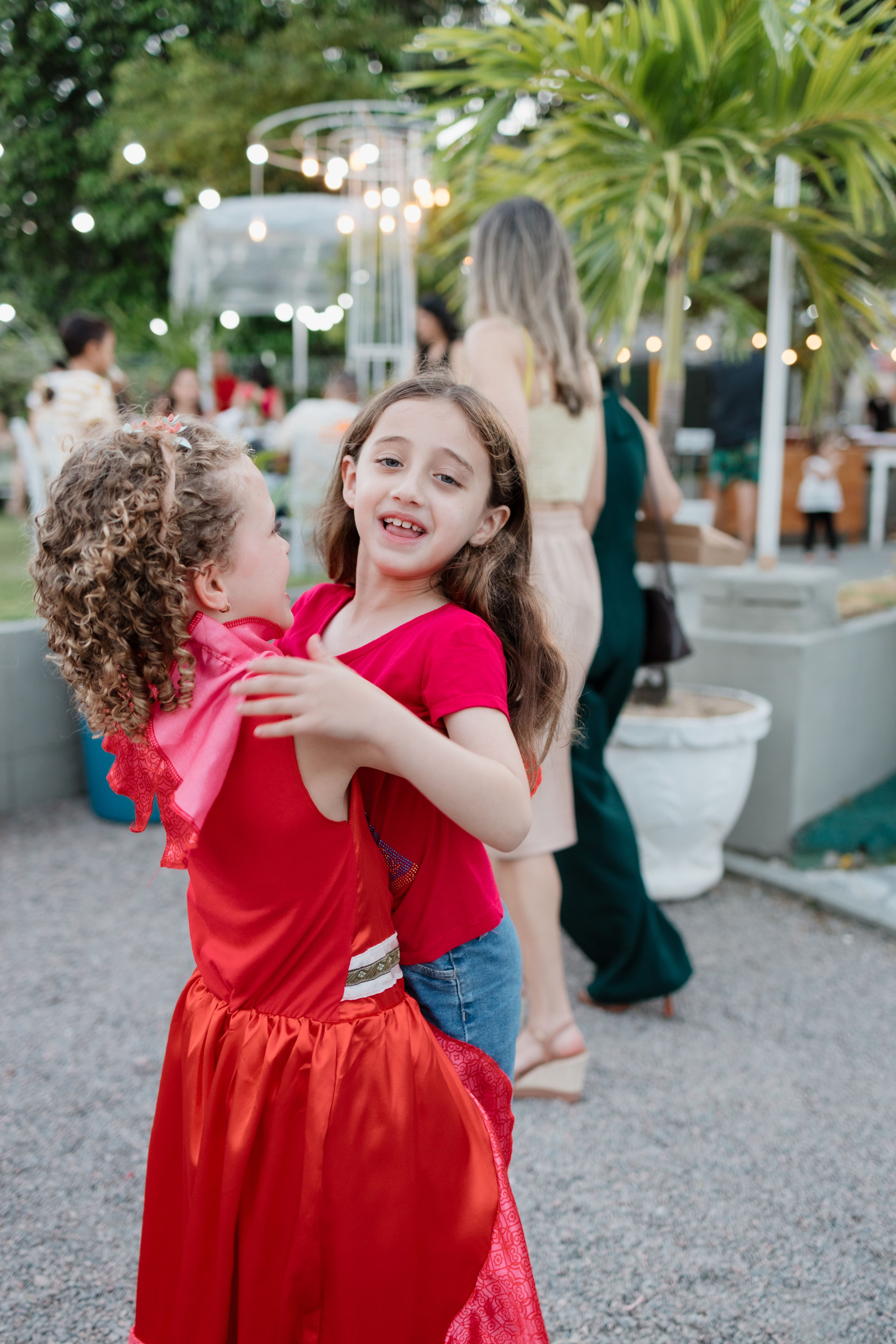 Abraço das amigas em festa infantil