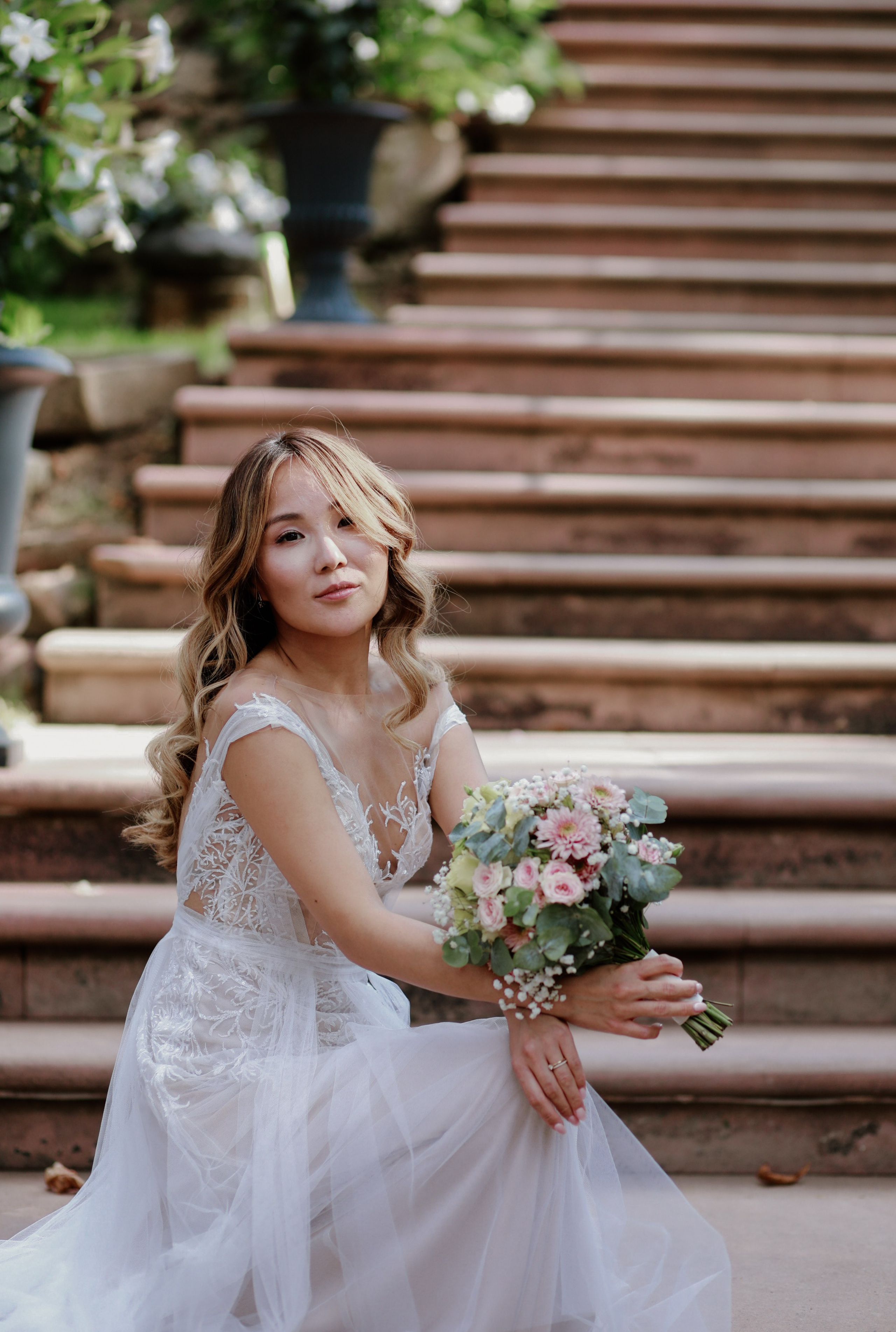 Natürliche Paarfotos im Morrhof mit mediterraner Architektur 