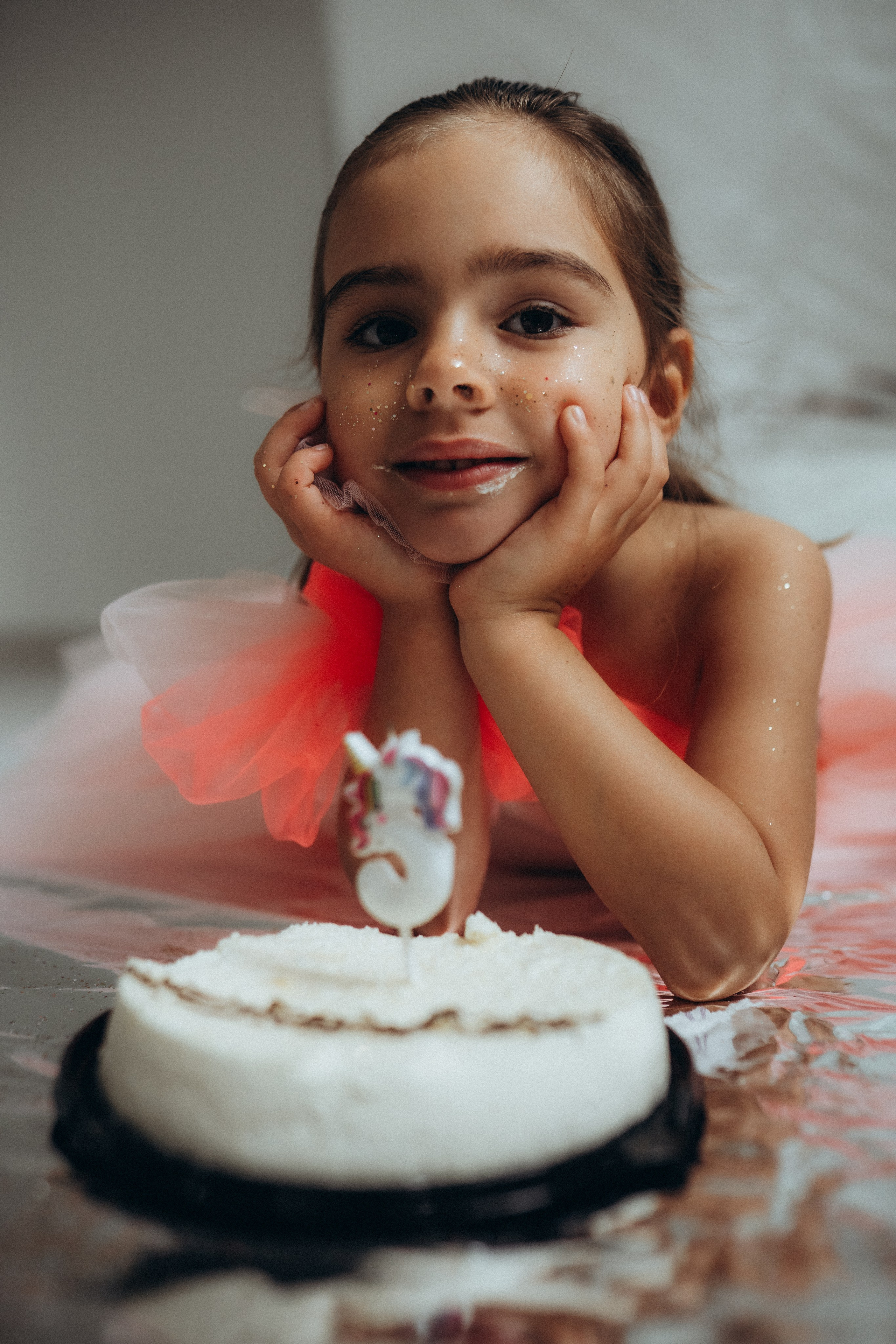 Dettaglio della torta di compleanno con bambina che soffia le candeline