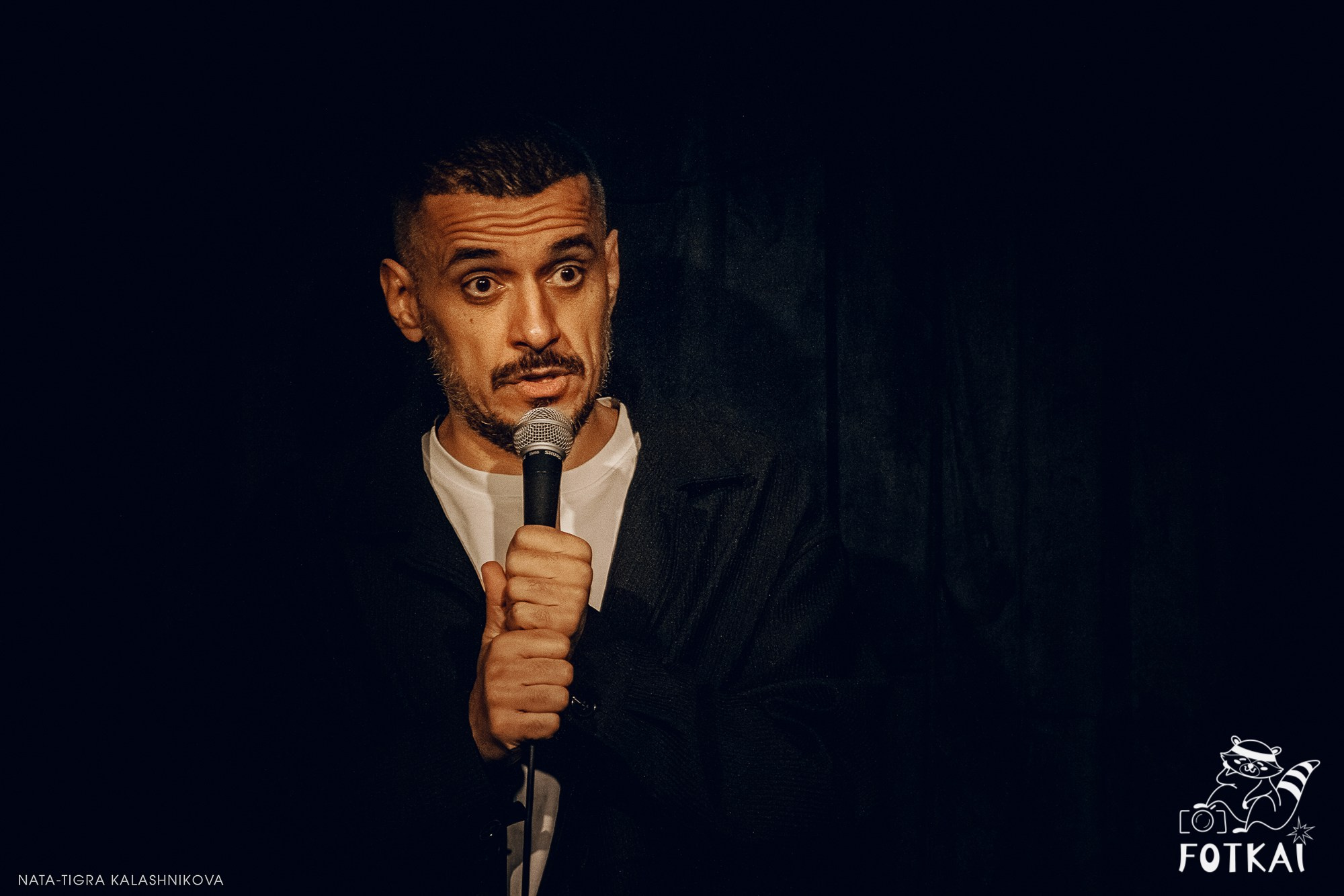 Eduard Matsaberidze en Madrid 14 de febrero 2026 — fotos del show de stand-up | FOTKAI