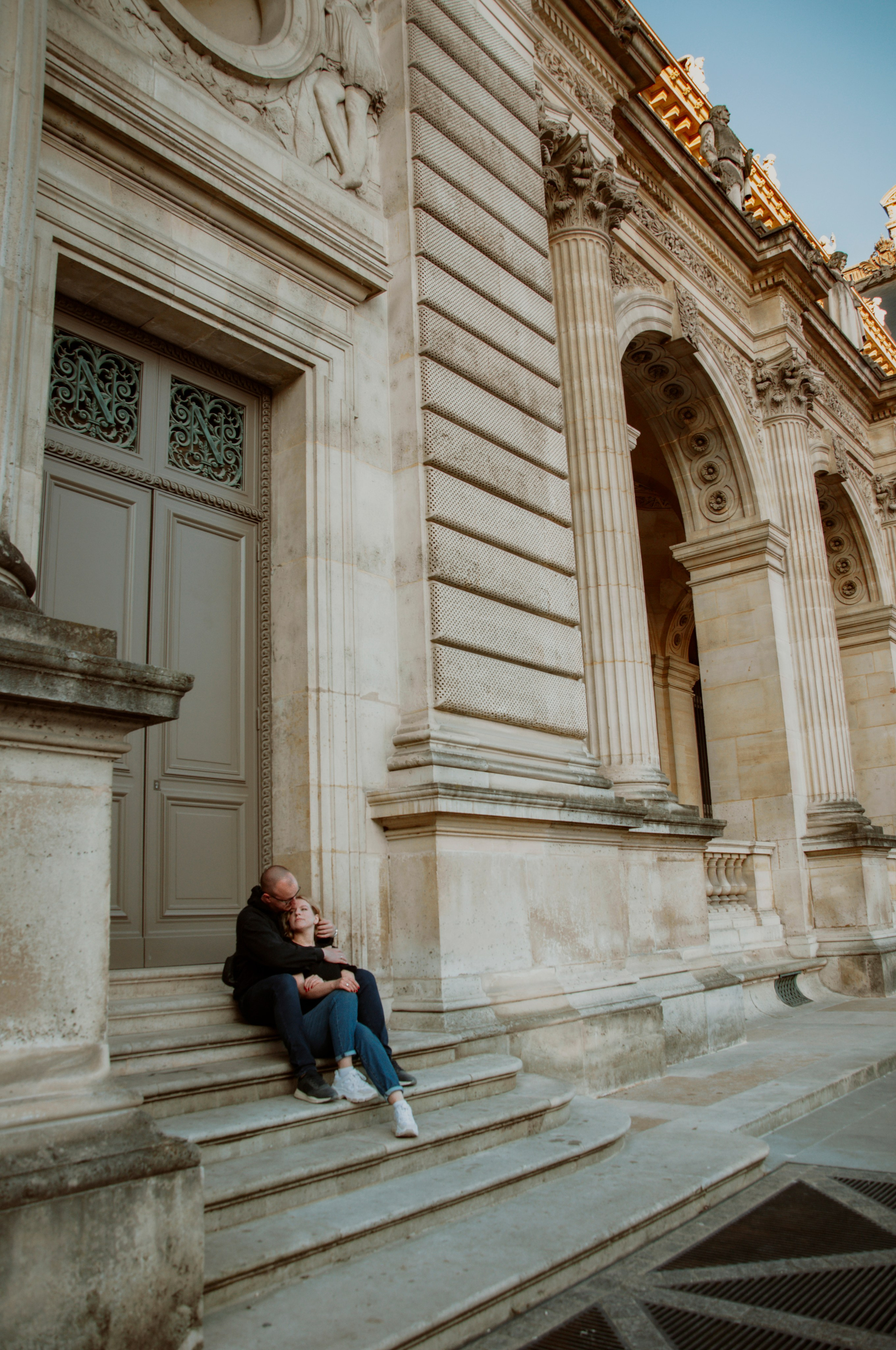 Couple photoshoot near the Louvre. Paris photographer — Polina Osipova