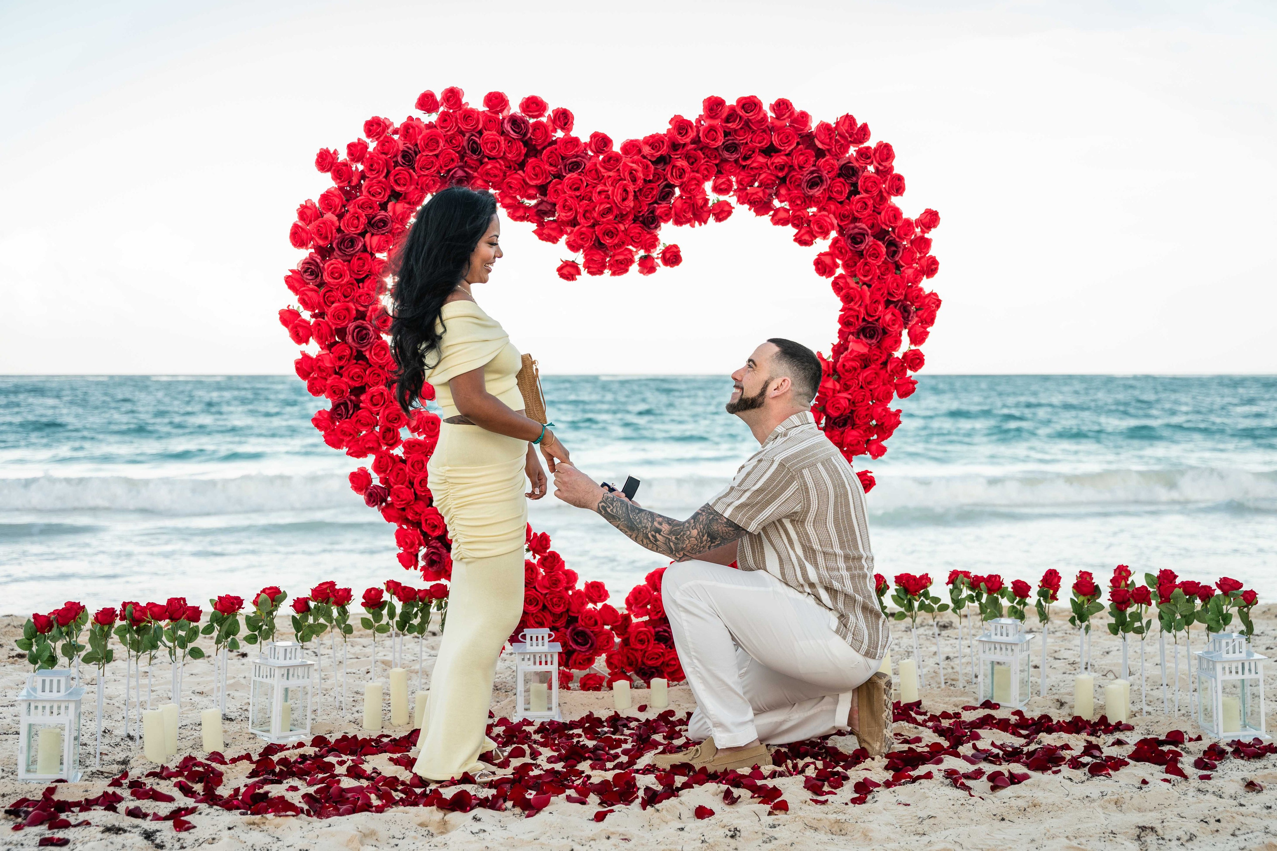 Propuesta con Arco Floral en Punta Cana — Corazón Romántico