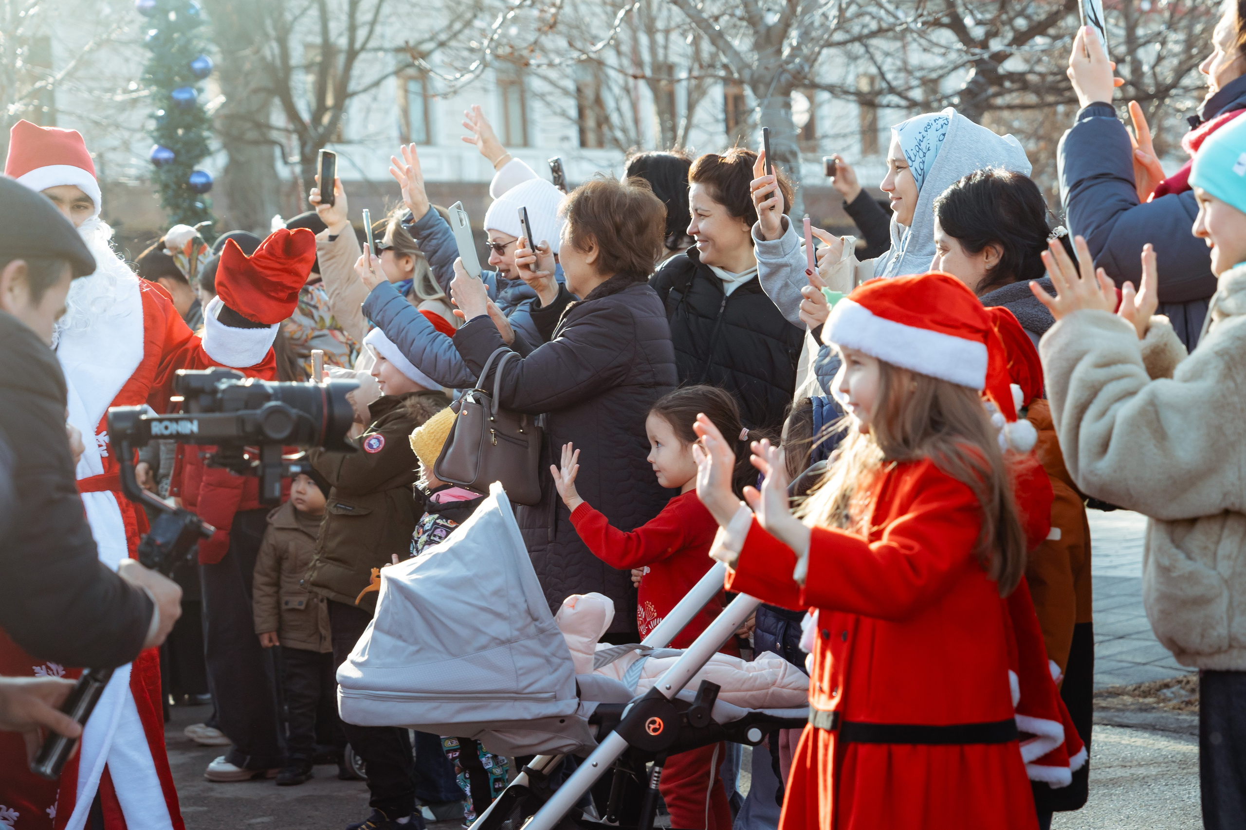 Парад Дедов Морозов. Георгий Намазов | Фотограф в Ташкенте