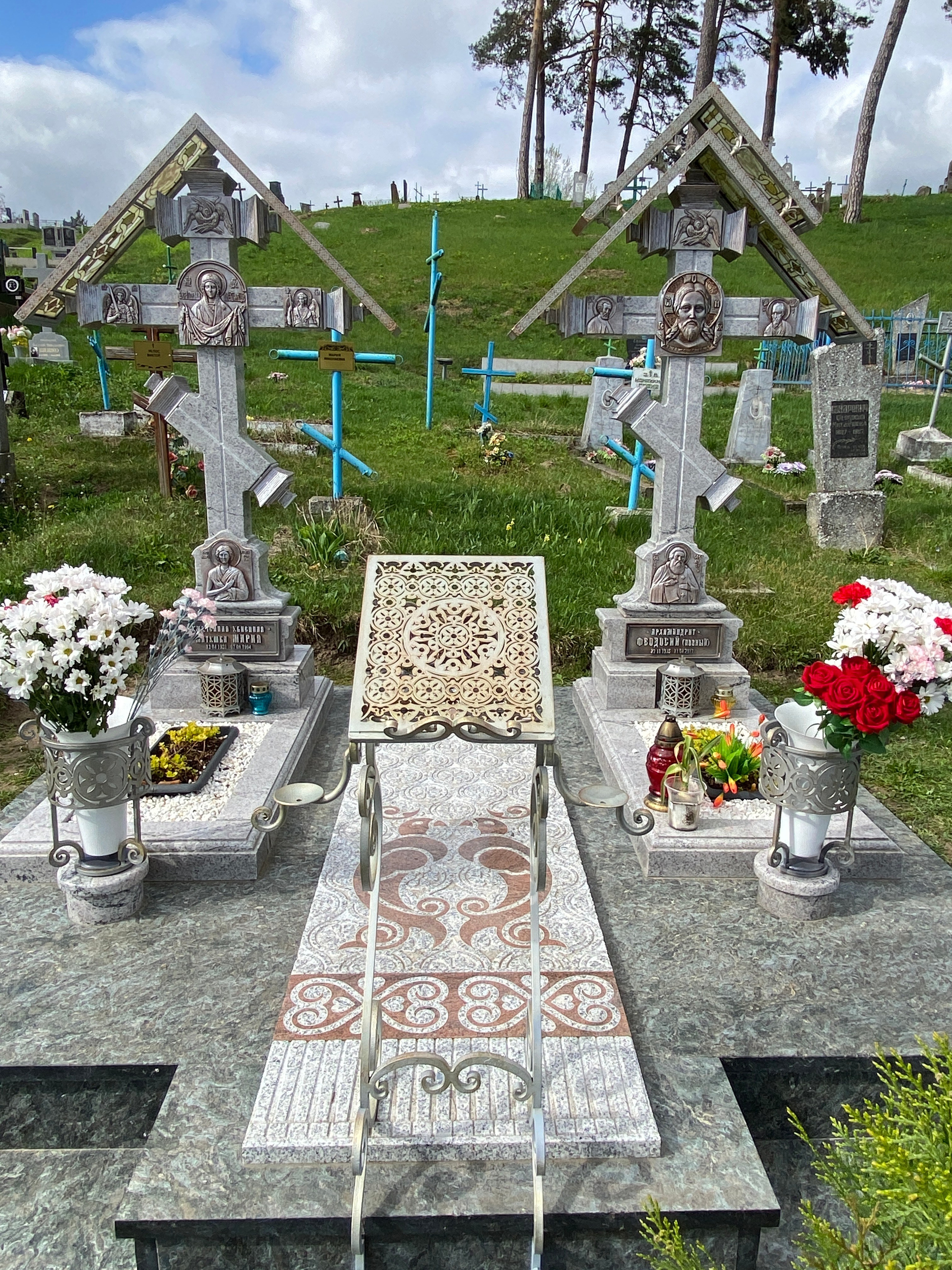 Мемориальная композиция в Успенском Жировичском ставропигиальном монастыре Белорусской православной церкви в агрогородке Жировичи Слонимского района Гродненской области Республики Беларусь. Протоиерей Фёдор Повный - идея и творческая концепция. Мария Тарлецкая - автор проекта и руководитель реализации. Анна Авгуль - витраж.  2022-2023 г. Сталь, витражи, монолитный поликарбонат,  художественная ковка, лазерная резка, сварка.