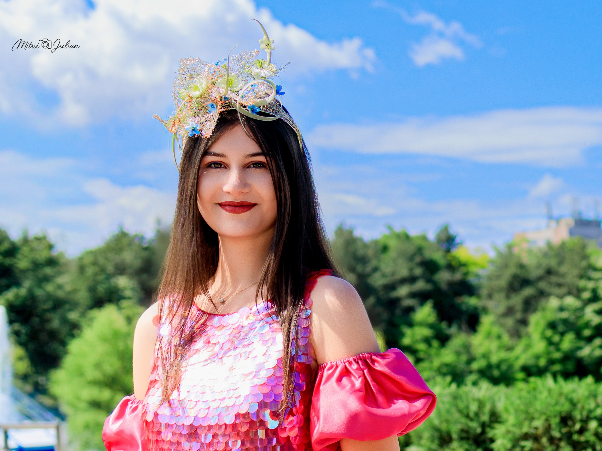 Portret artistic realizat în lumină naturală, evidențiind expresia sinceră a subiectului.