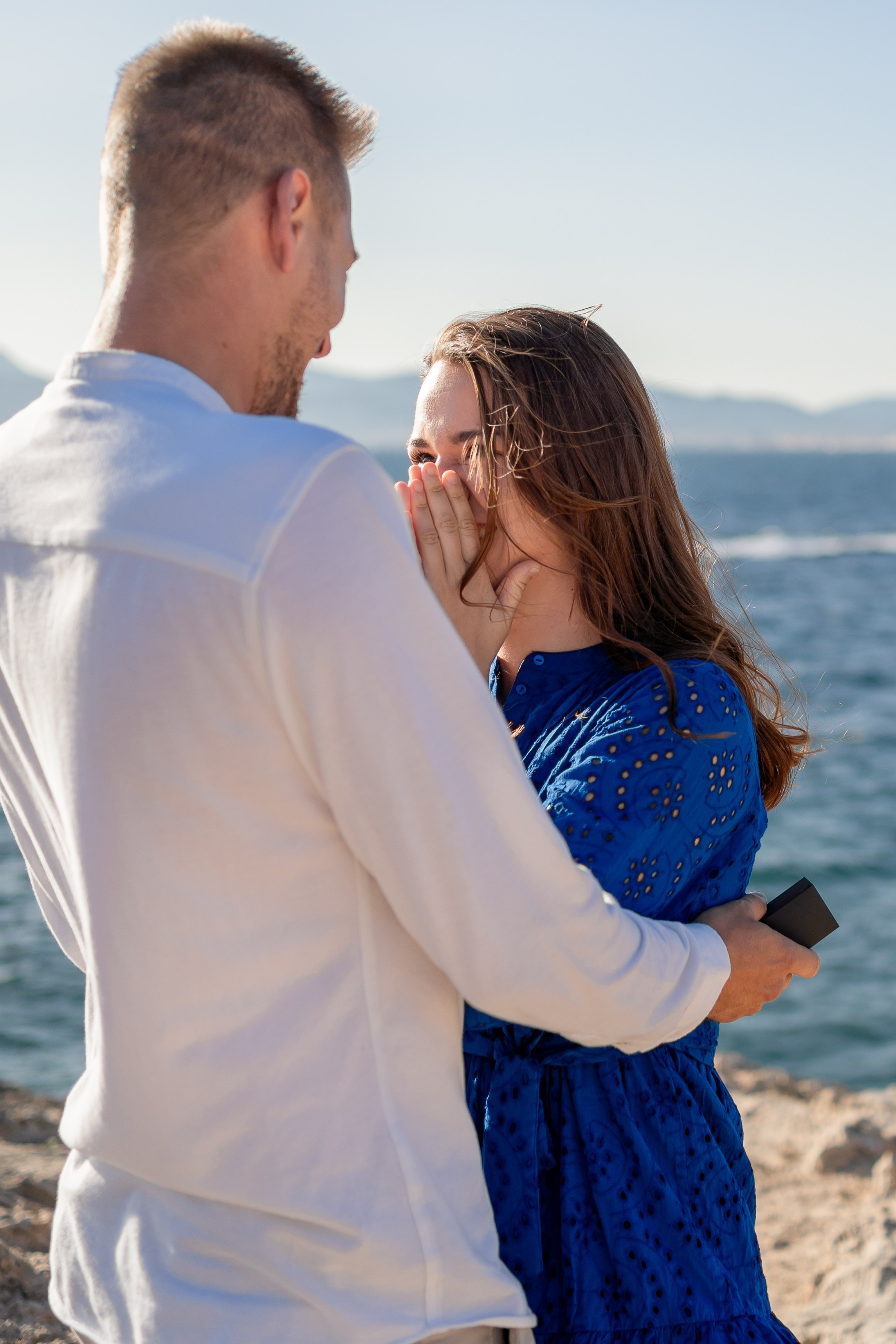 Romantischer Heiratsantrag auf Mallorca – Überraschung am Meer. Deine Fotografin auf Mallorca für Familien und Business