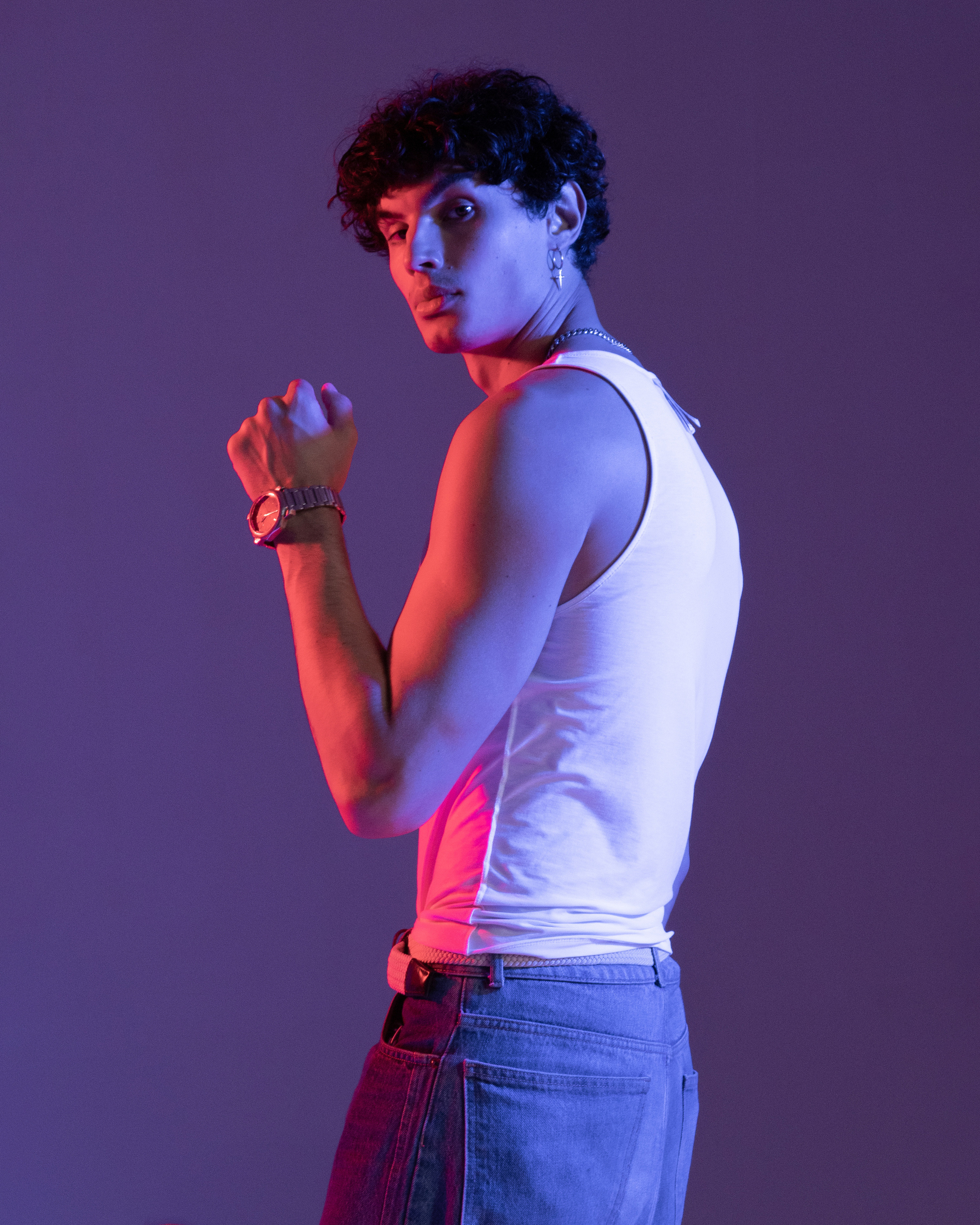 retrato en estudio con luz de colores múltiples iluminación creativa en Valencia