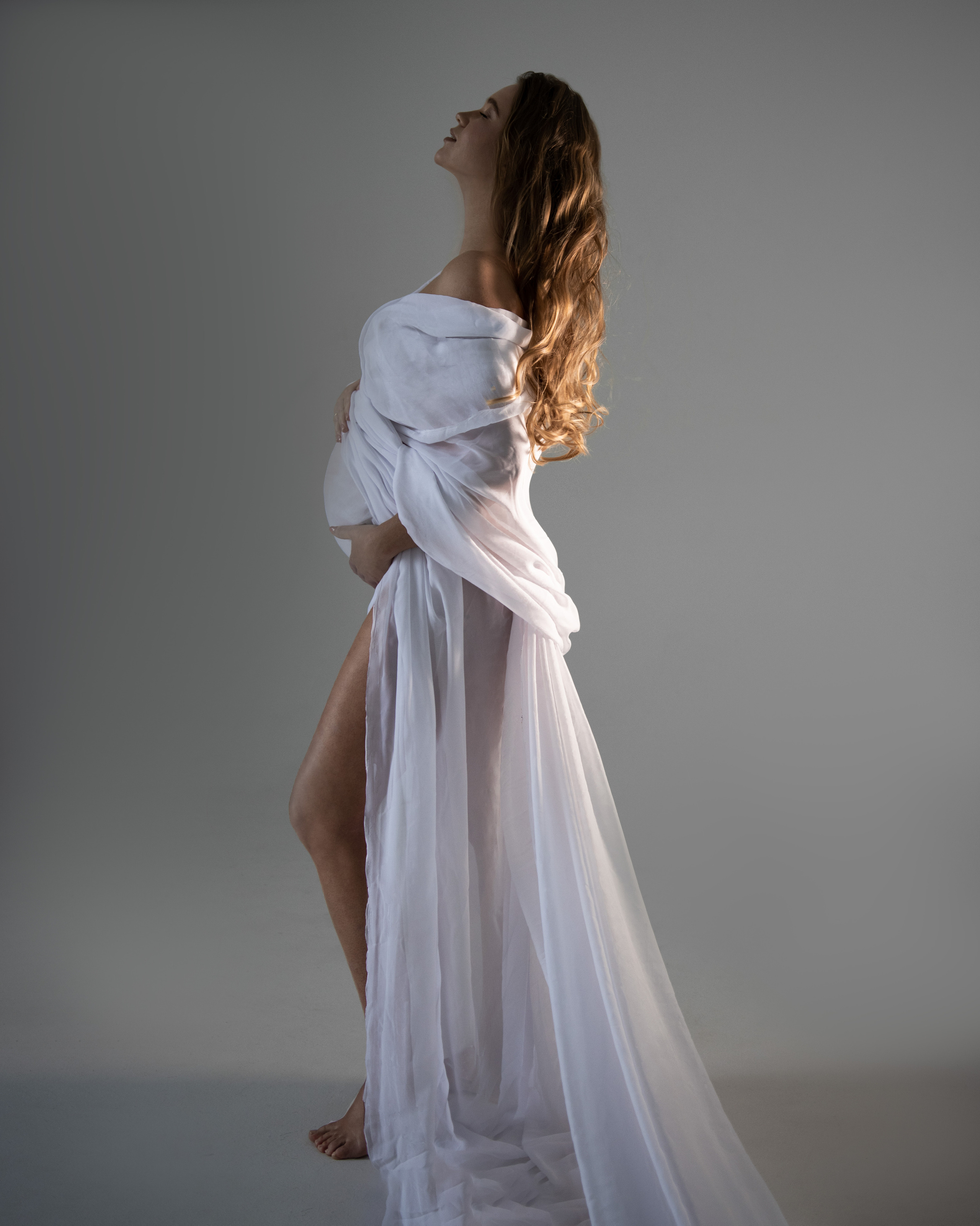 sesión de embarazo en estudio retrato femenino profesional en Valencia