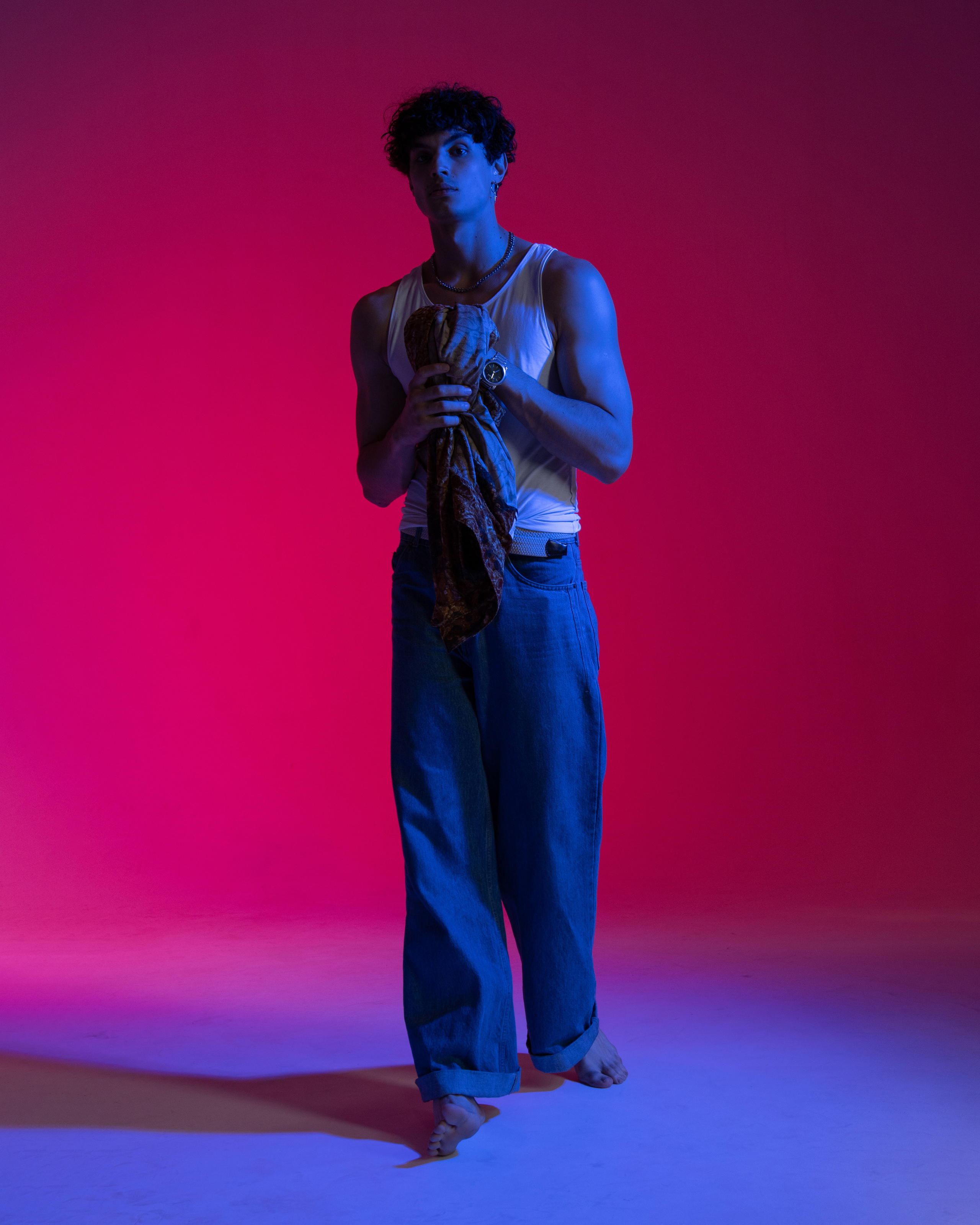 retrato en estudio con luz de colores múltiples iluminación creativa