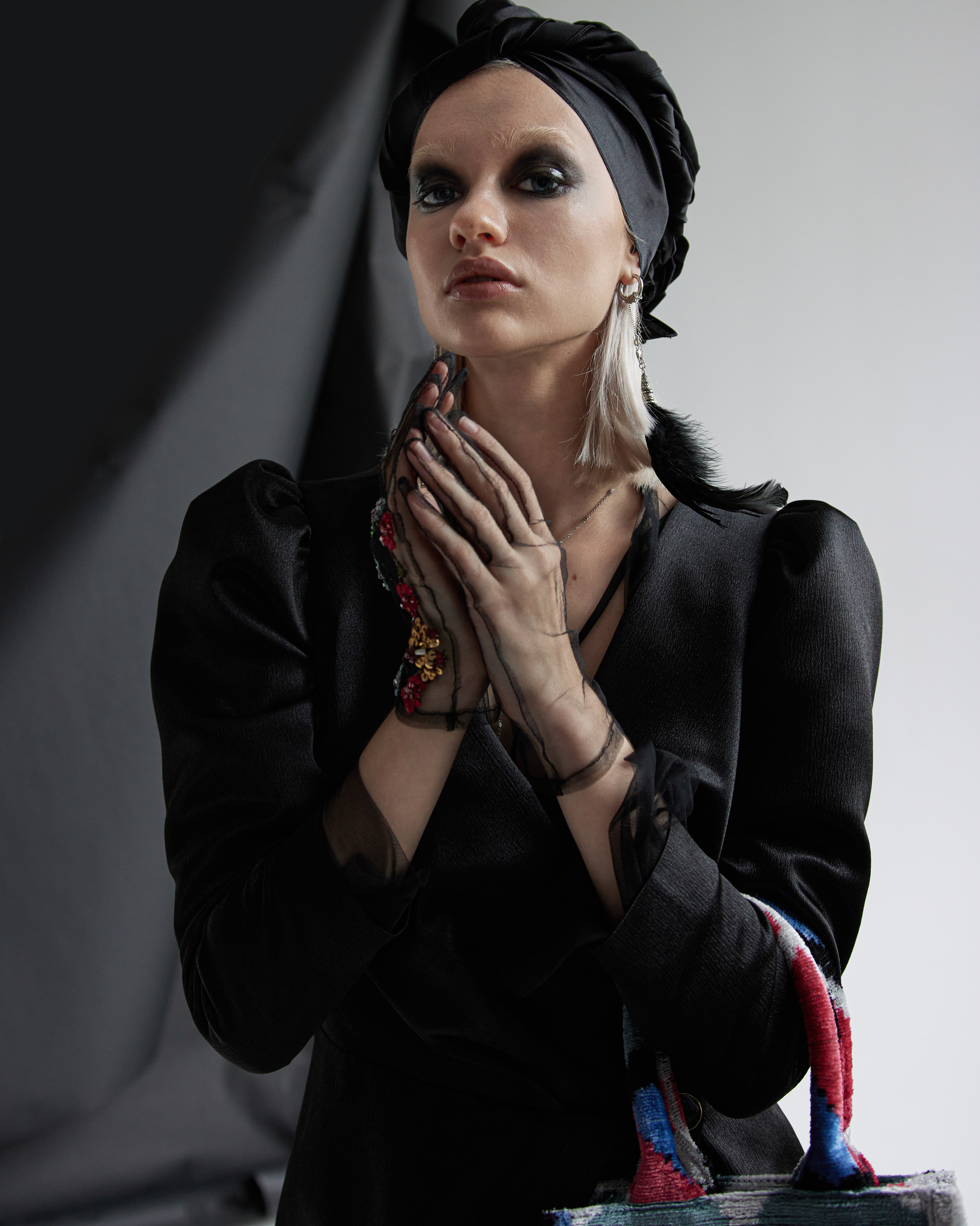 retrato de moda de mujer en estudio con iluminación profesional