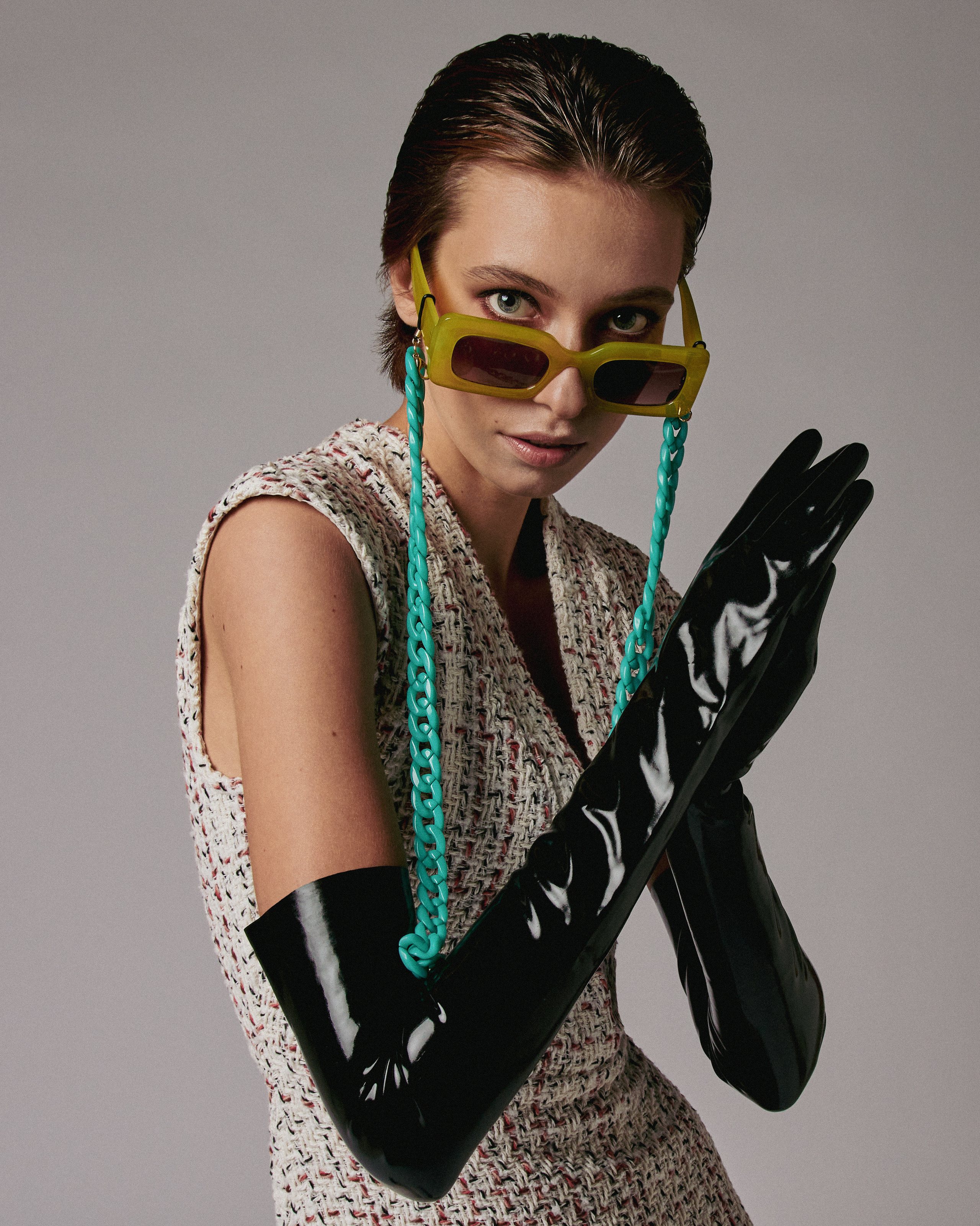 retrato de moda de mujer en estudio con iluminación profesional