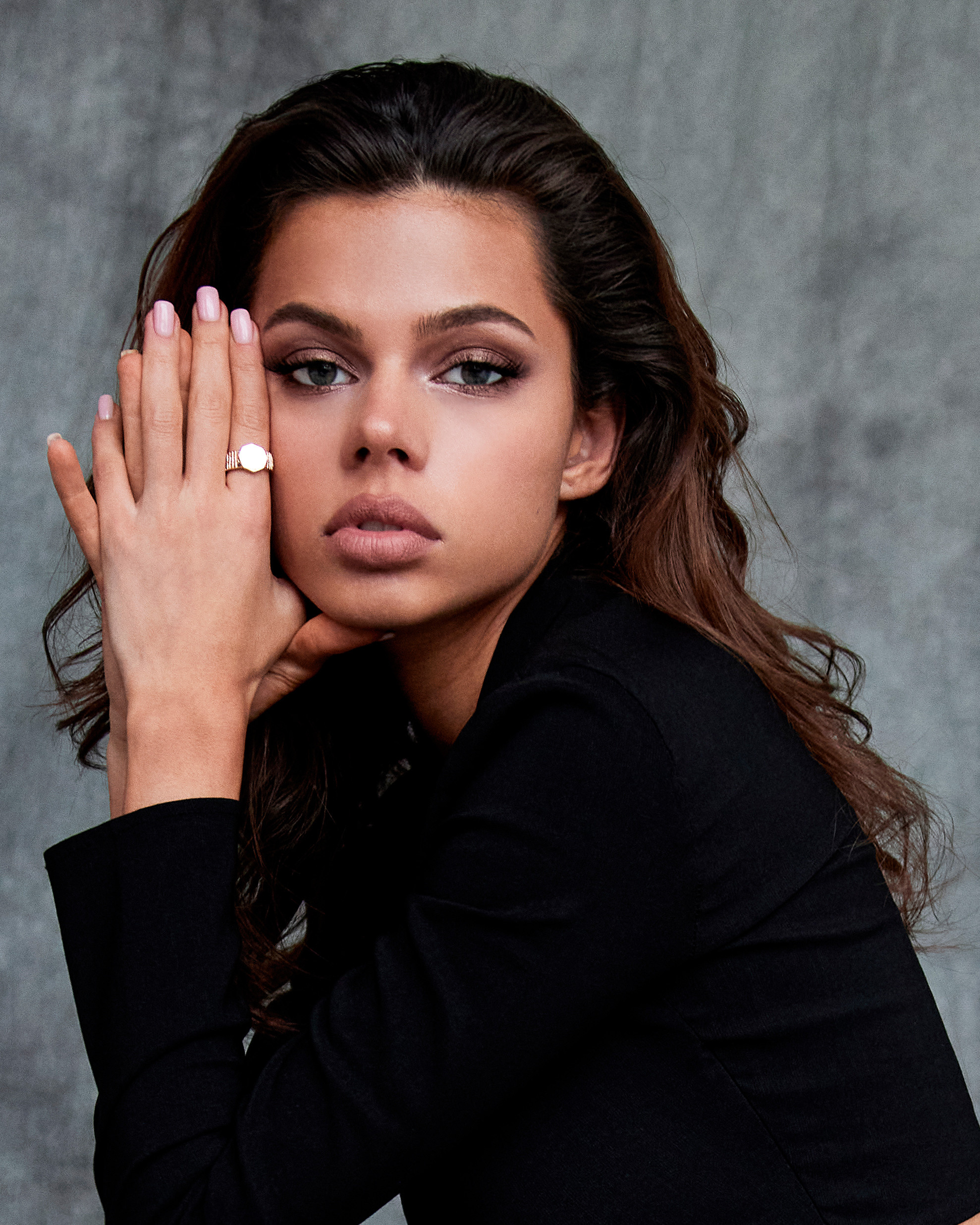 retrato de mujer en estudio con luz natural suave