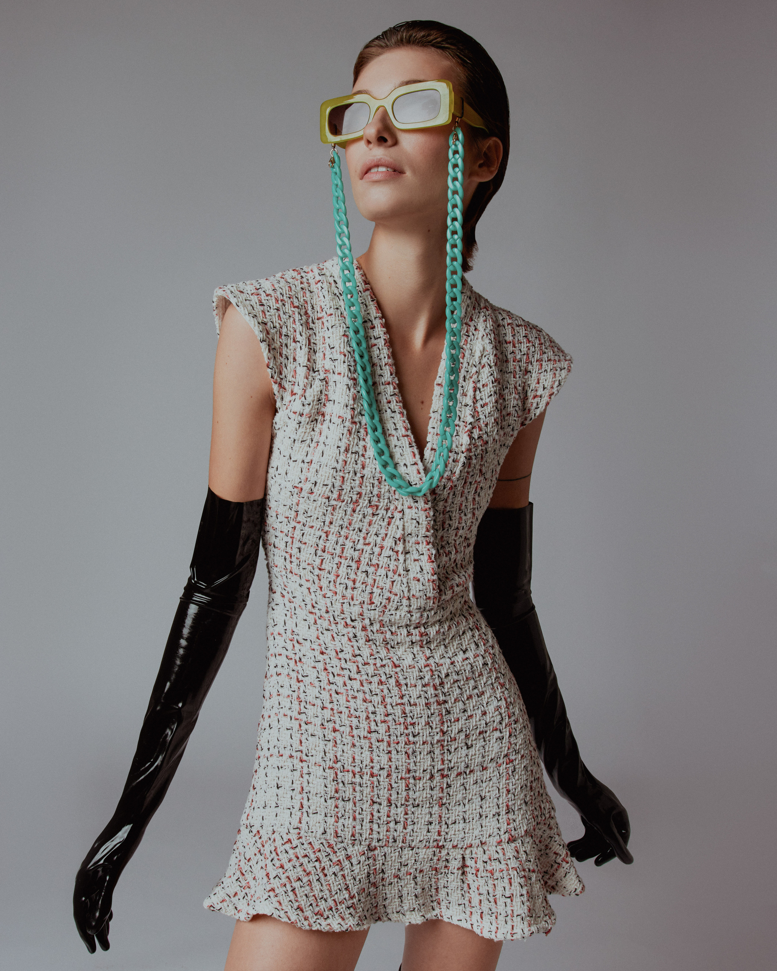 retrato de moda de mujer en estudio con iluminación profesional en Valencia
