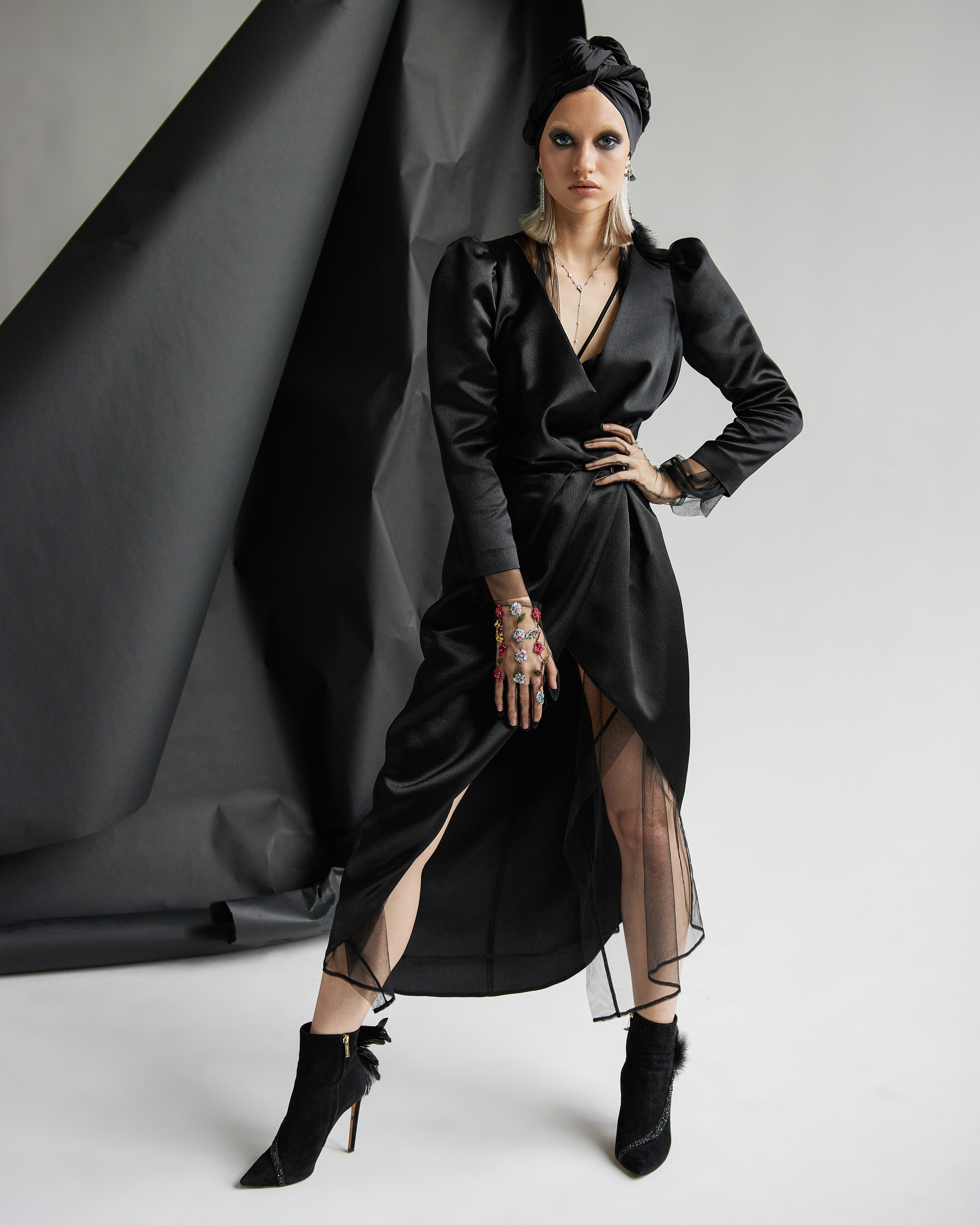 retrato de moda de mujer en estudio con iluminación profesional