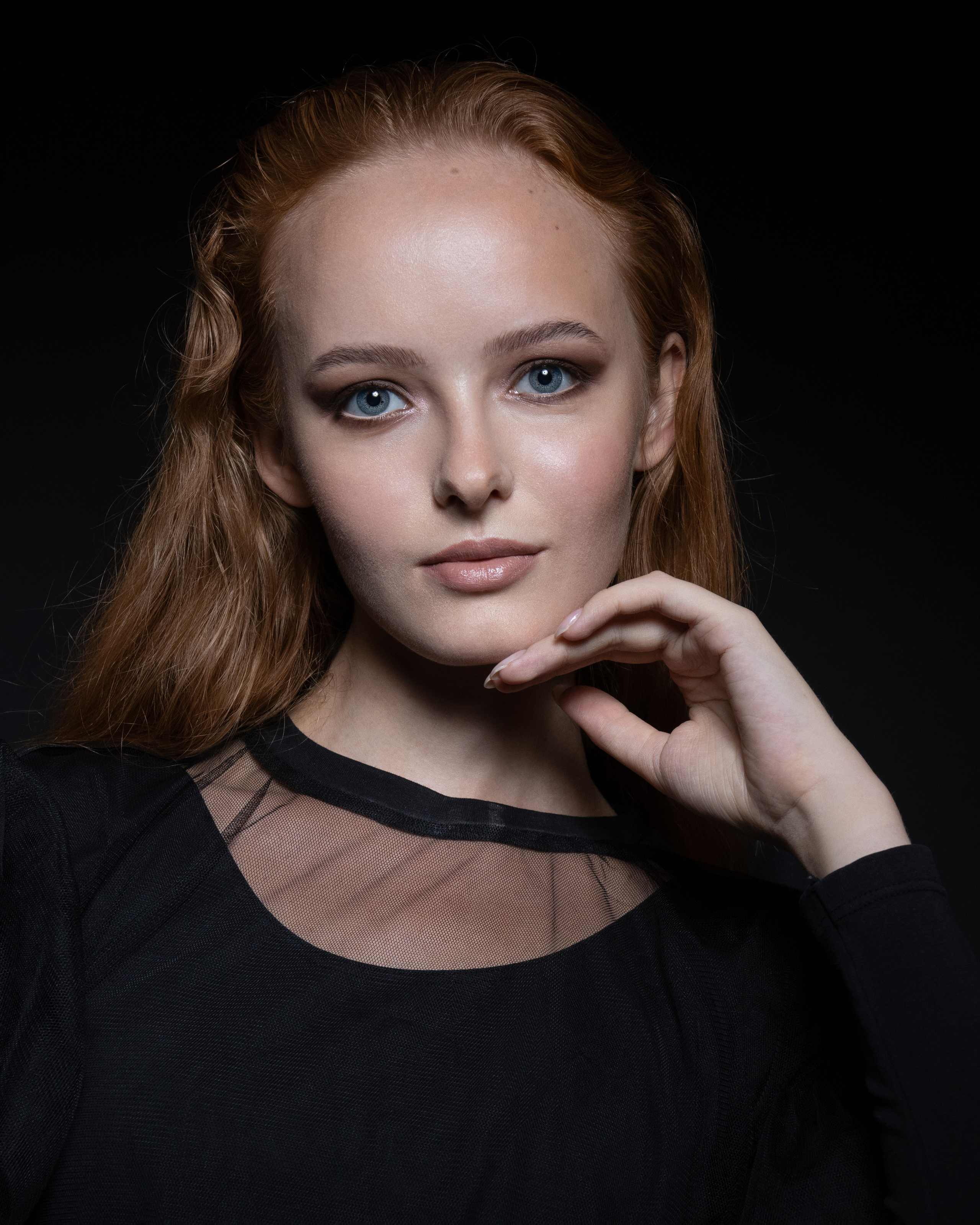 retrato en estudio con iluminación dramática fondo oscuro en Valencia