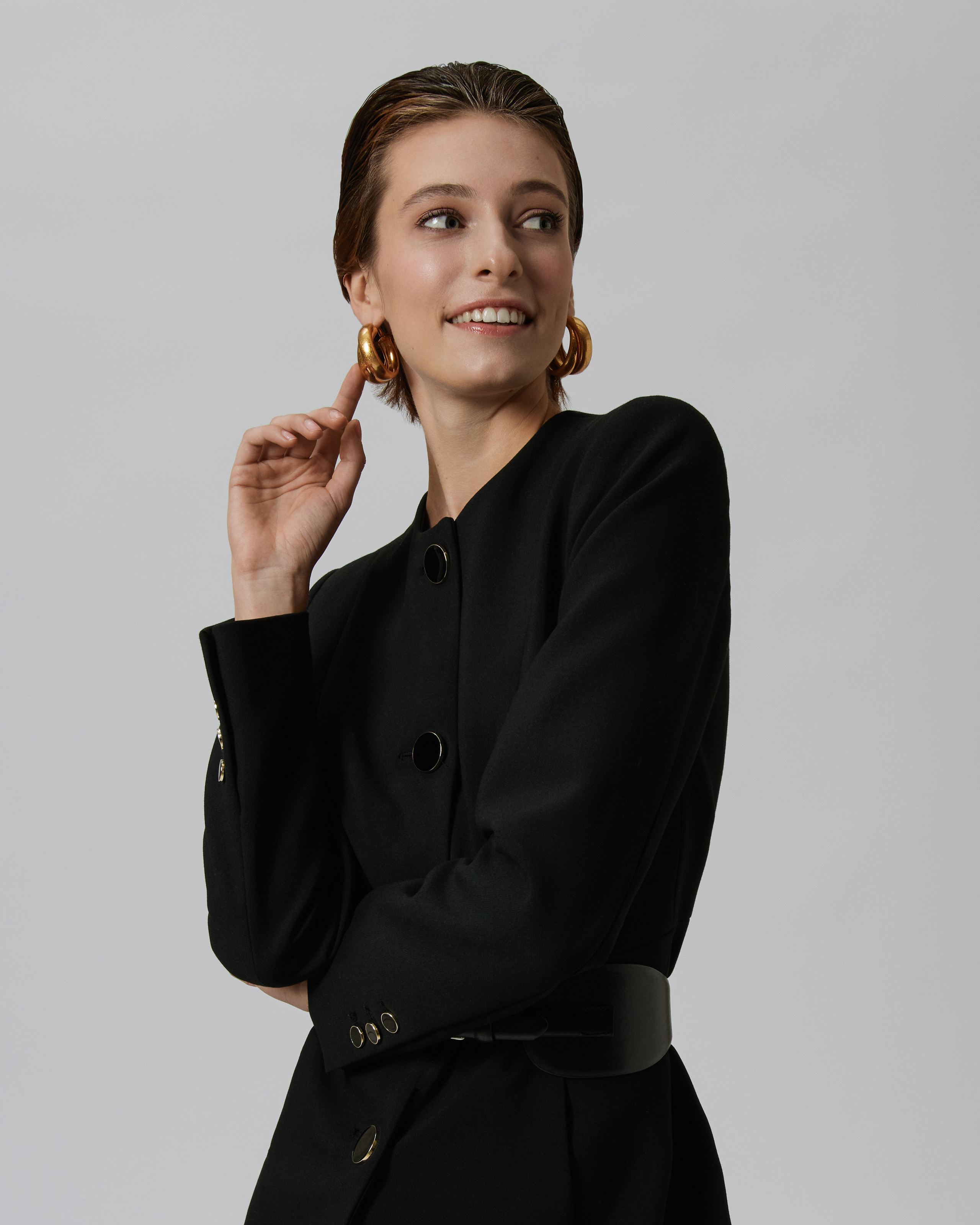 retrato de moda de mujer en estudio con iluminación profesional