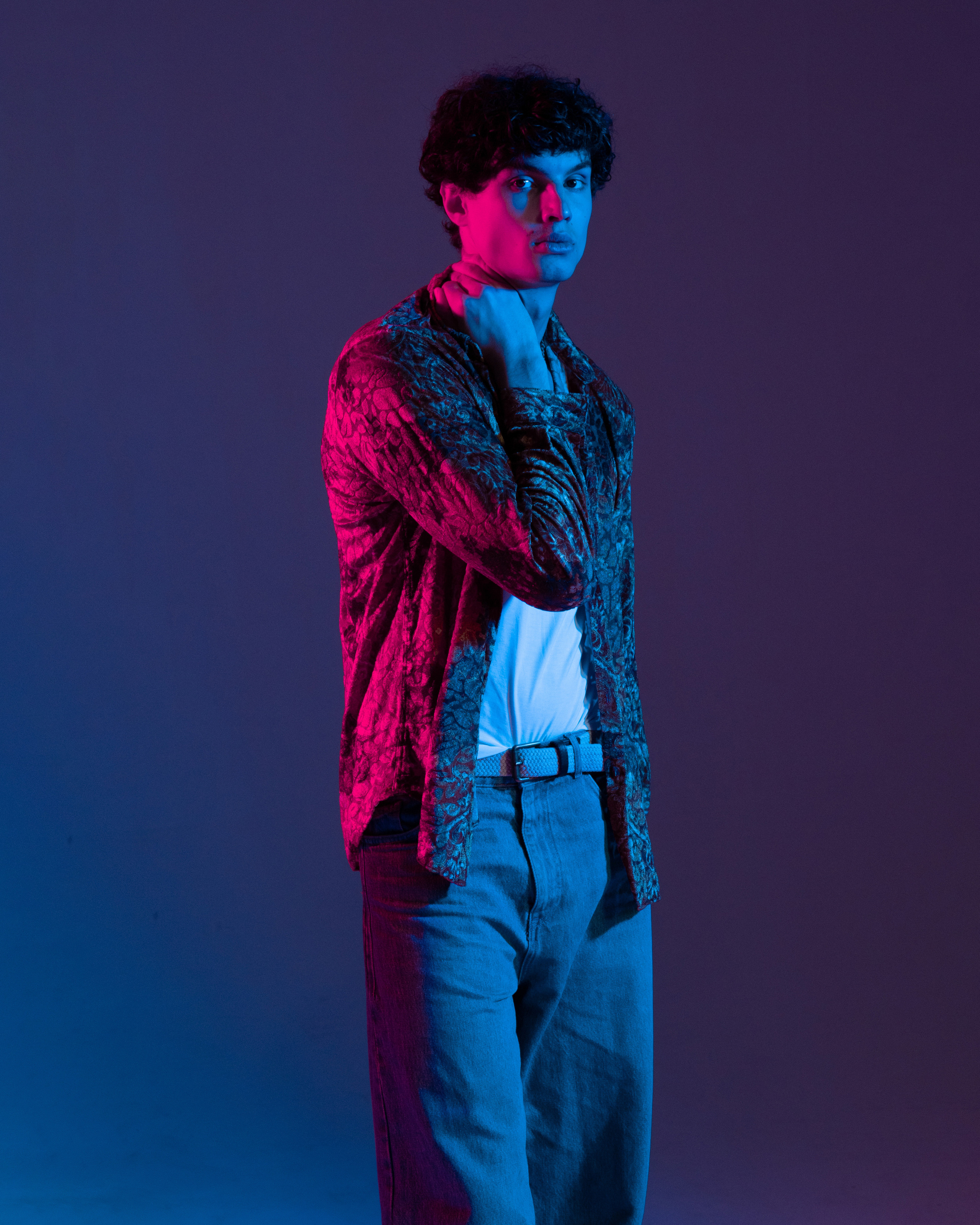 retrato en estudio con luz de colores múltiples iluminación creativa en Valencia