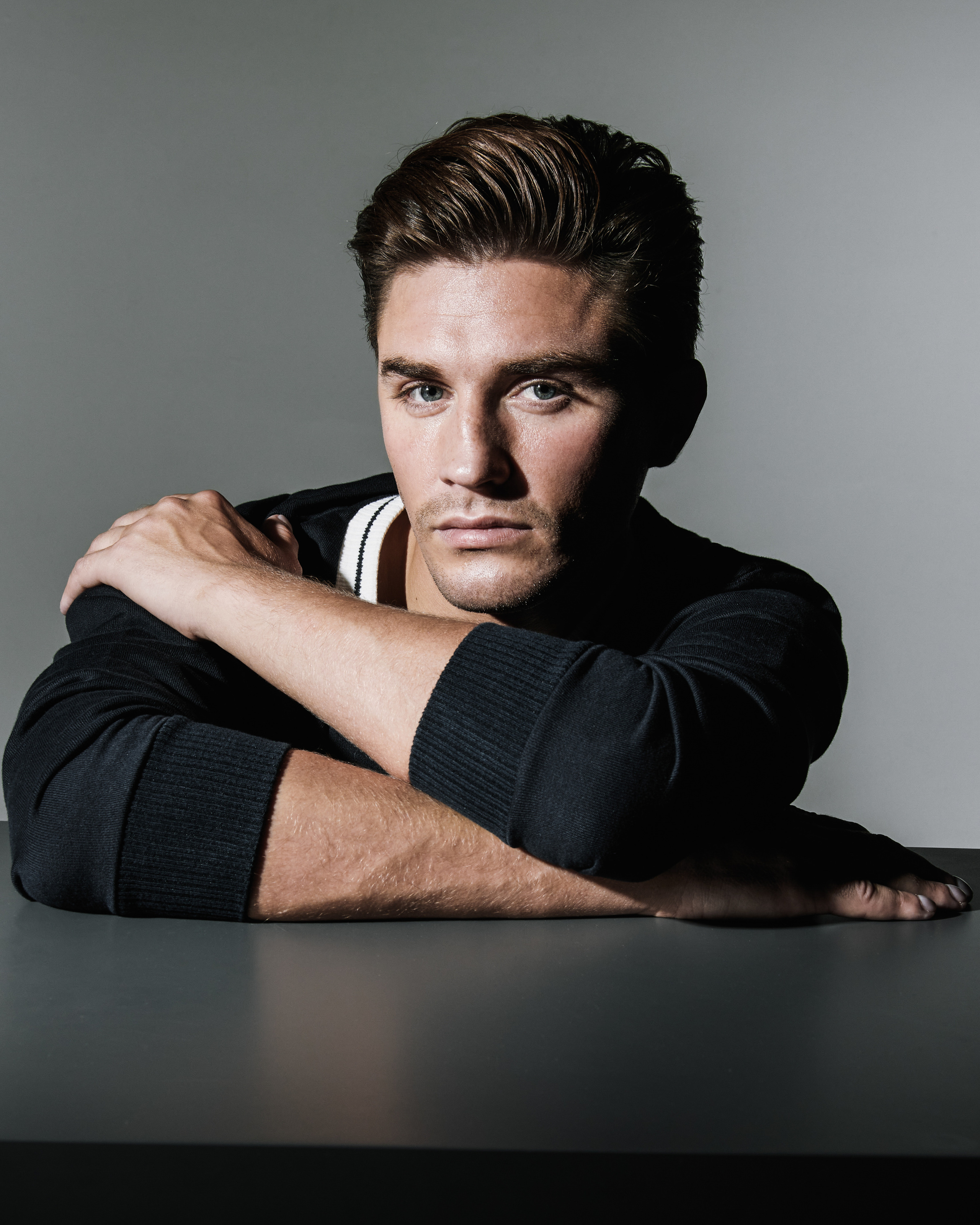 retrato de modelo masculino en estudio con iluminación profesional