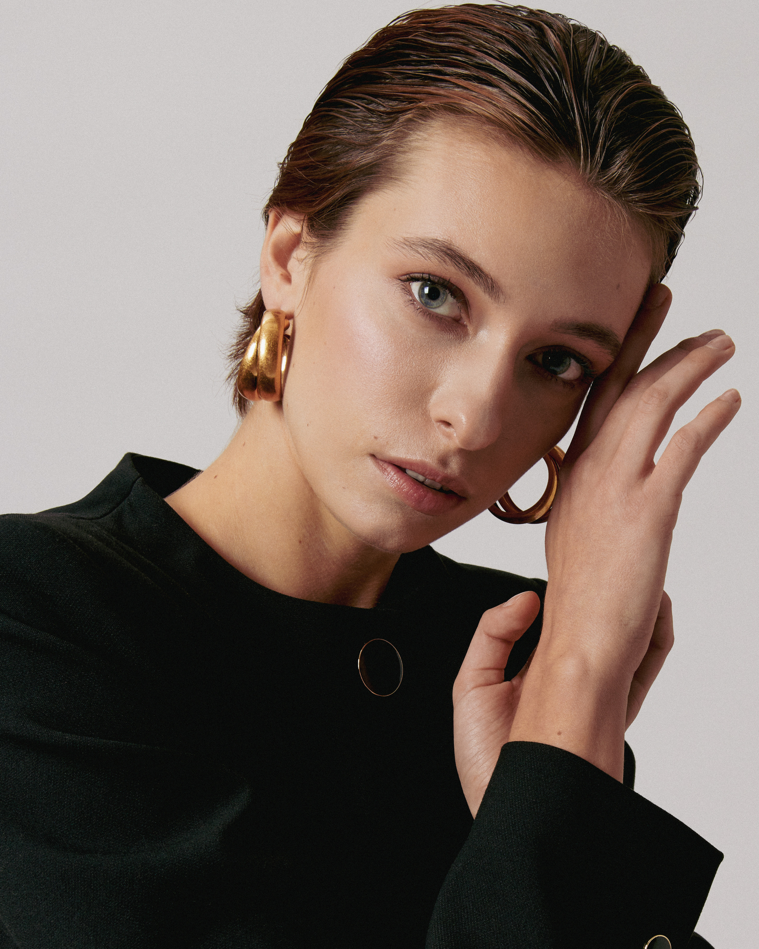 retrato de moda de mujer en estudio con iluminación profesional