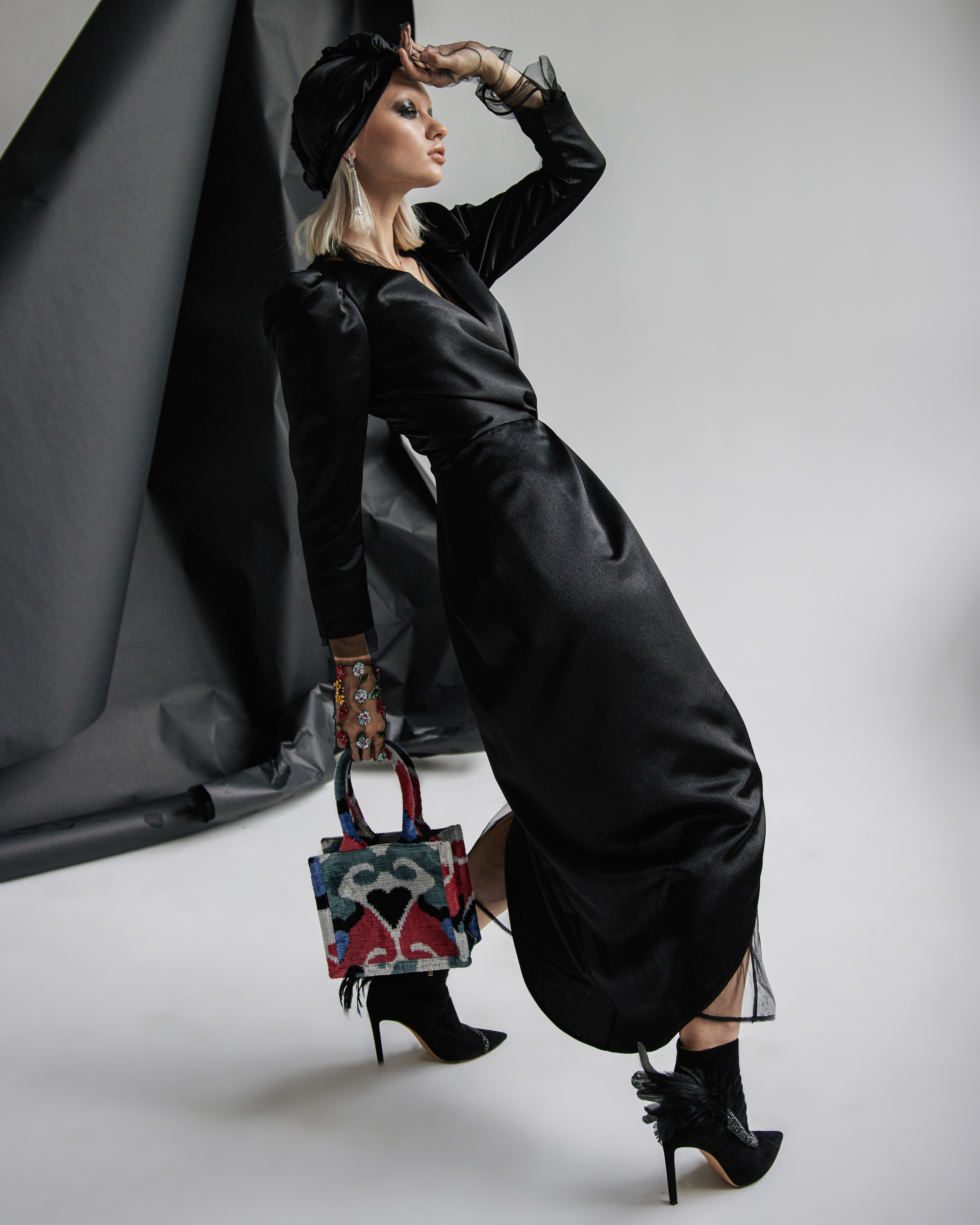 retrato de moda de mujer en estudio con iluminación profesional