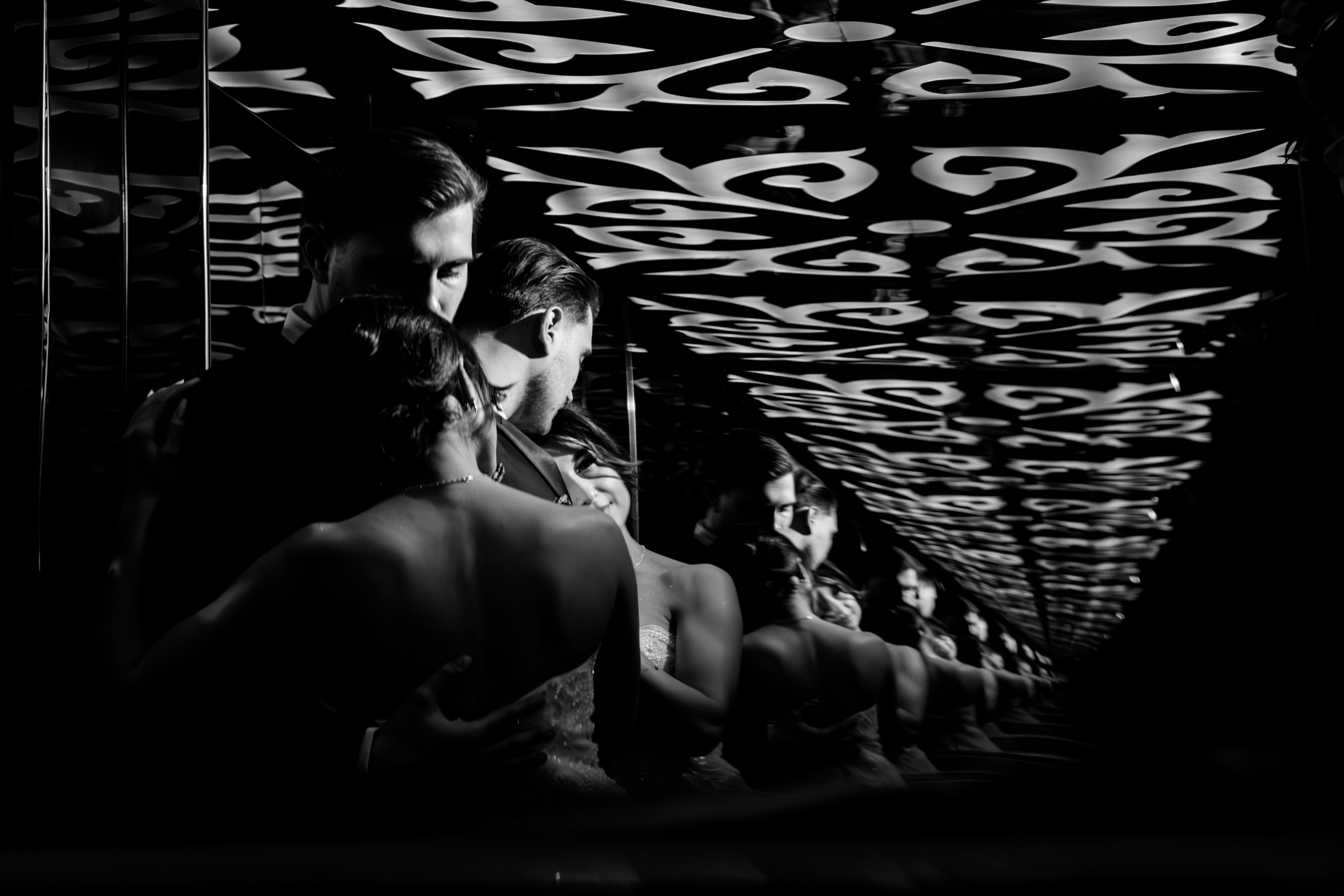 Reflexie artistică cu mireasa în oglindă, efect dramatic de lumină