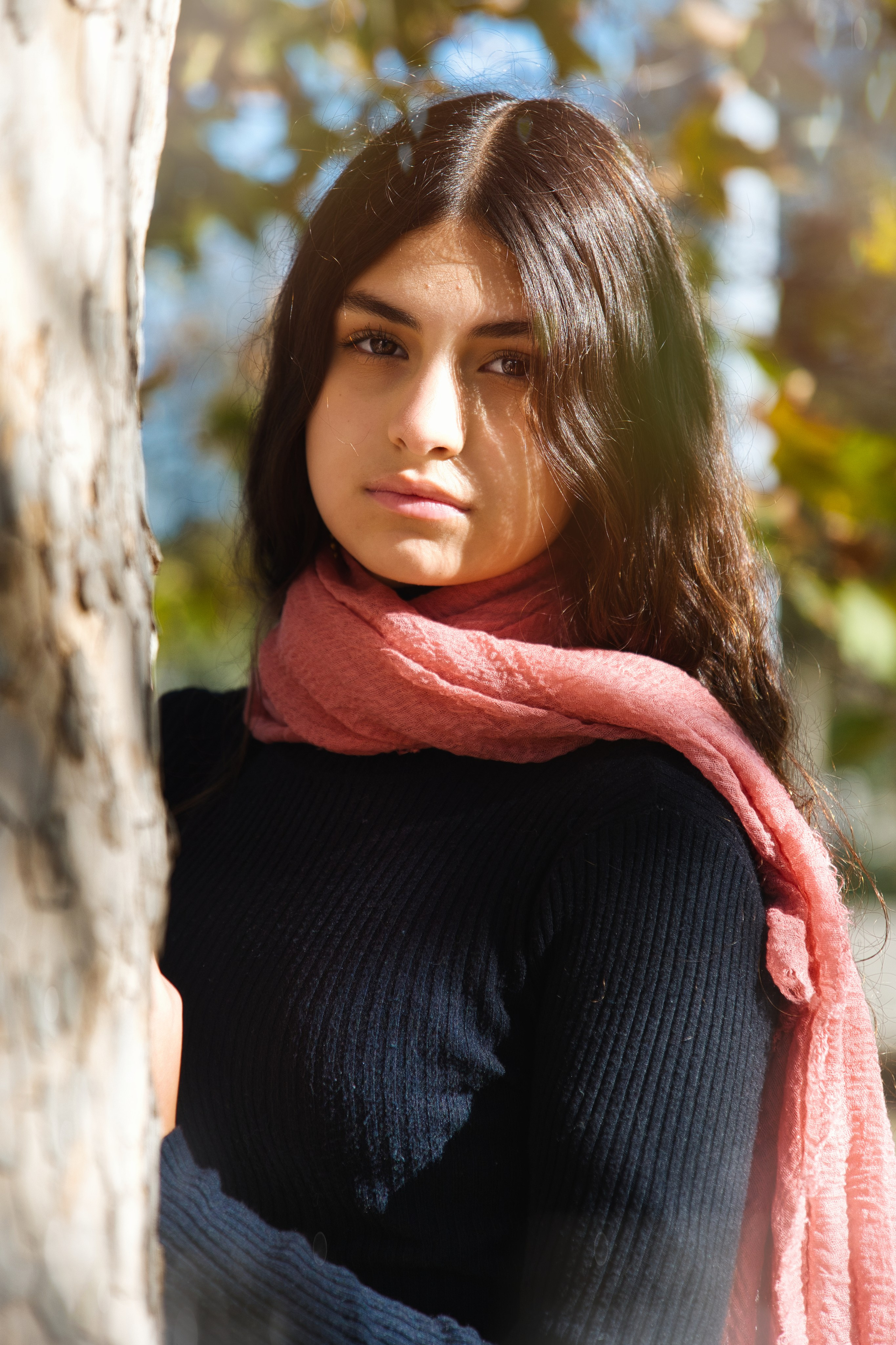 Retrato artístico en exteriores capturado con estilo profesional.