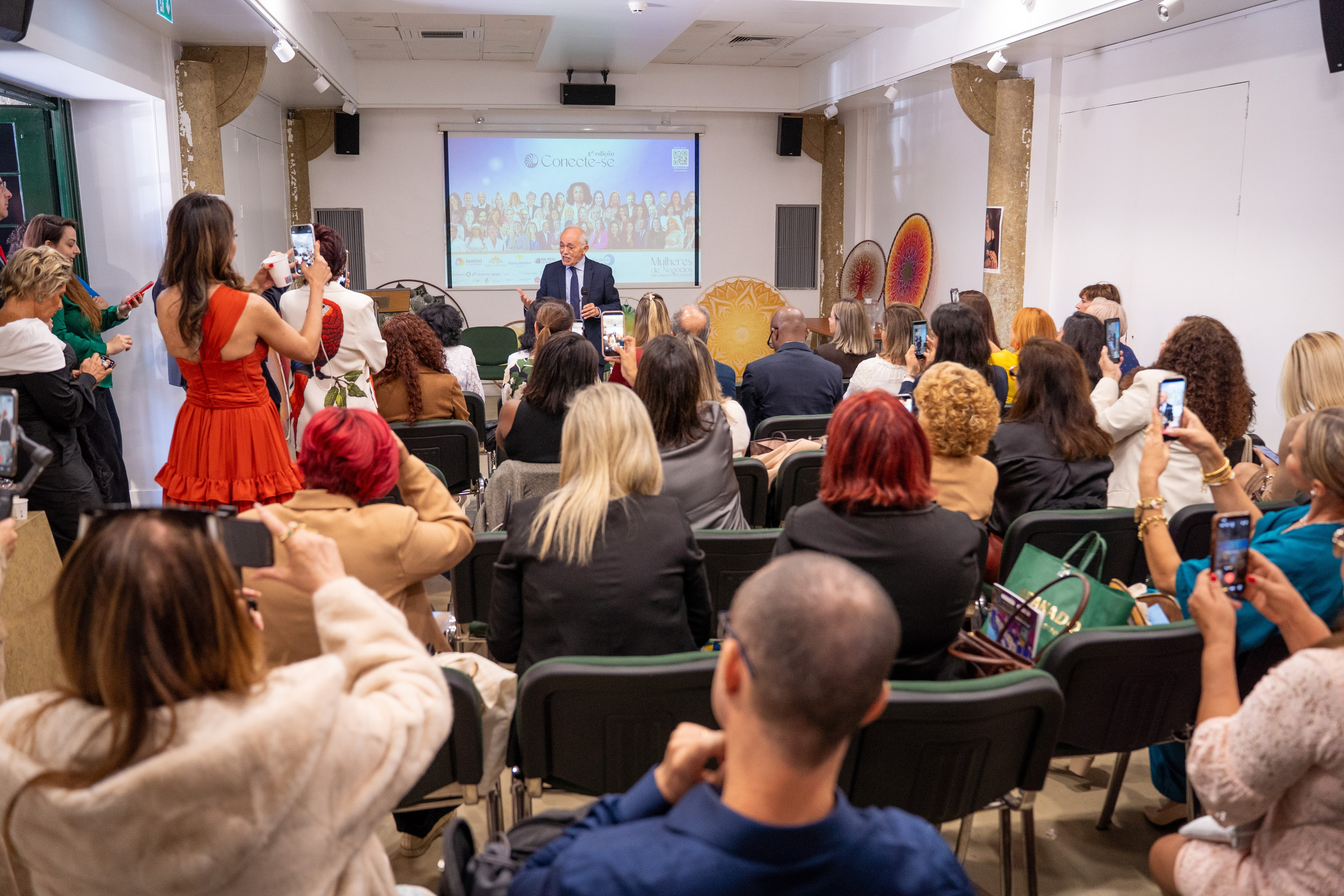 Evento — Mulheres de Negócios de Língua Portuguesa. Frames by Giovani Braga
