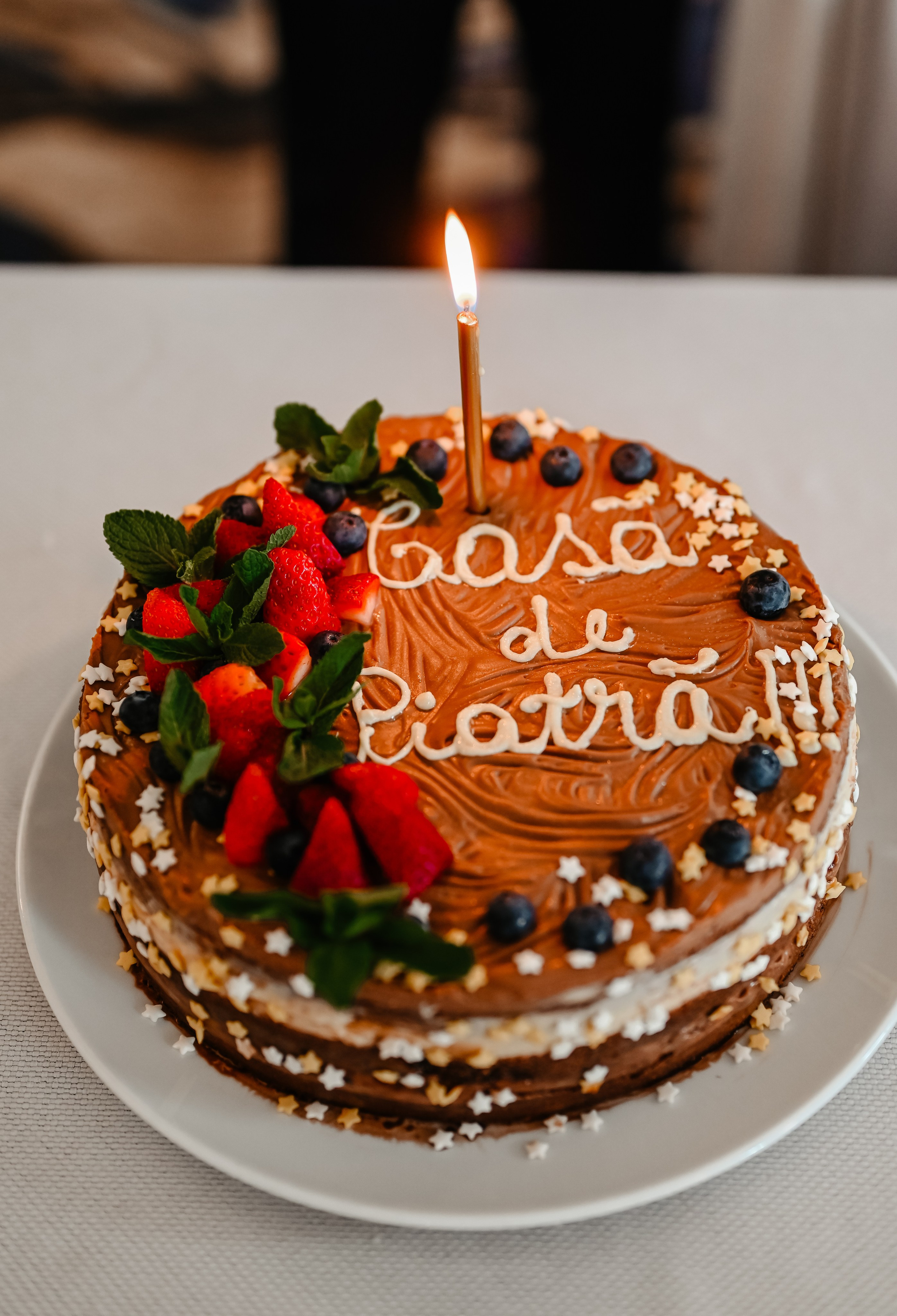 Tortul de cununie decorat elegant, fotografiat cu atenție la detalii – viziune artistică Ana Maria Drăgan.