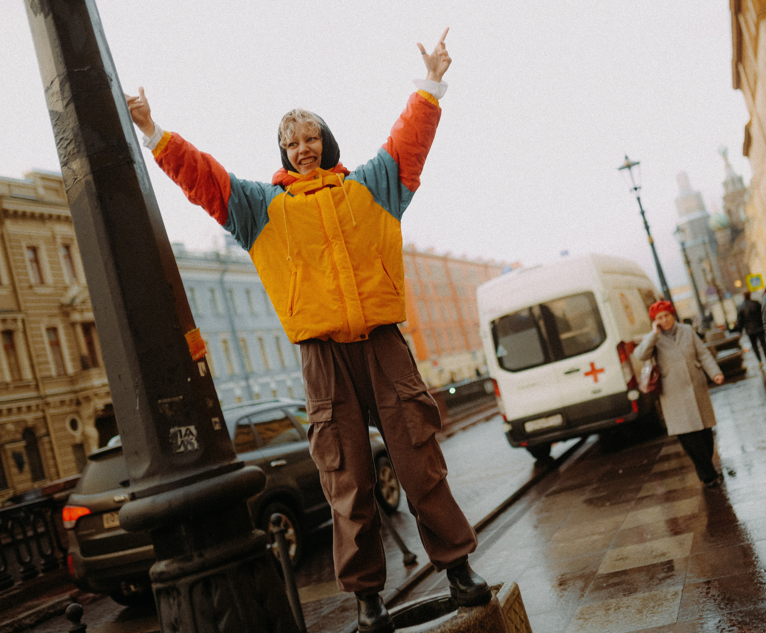 2023. Стрит-фотография, полная абсурда, идиотизма и красоты