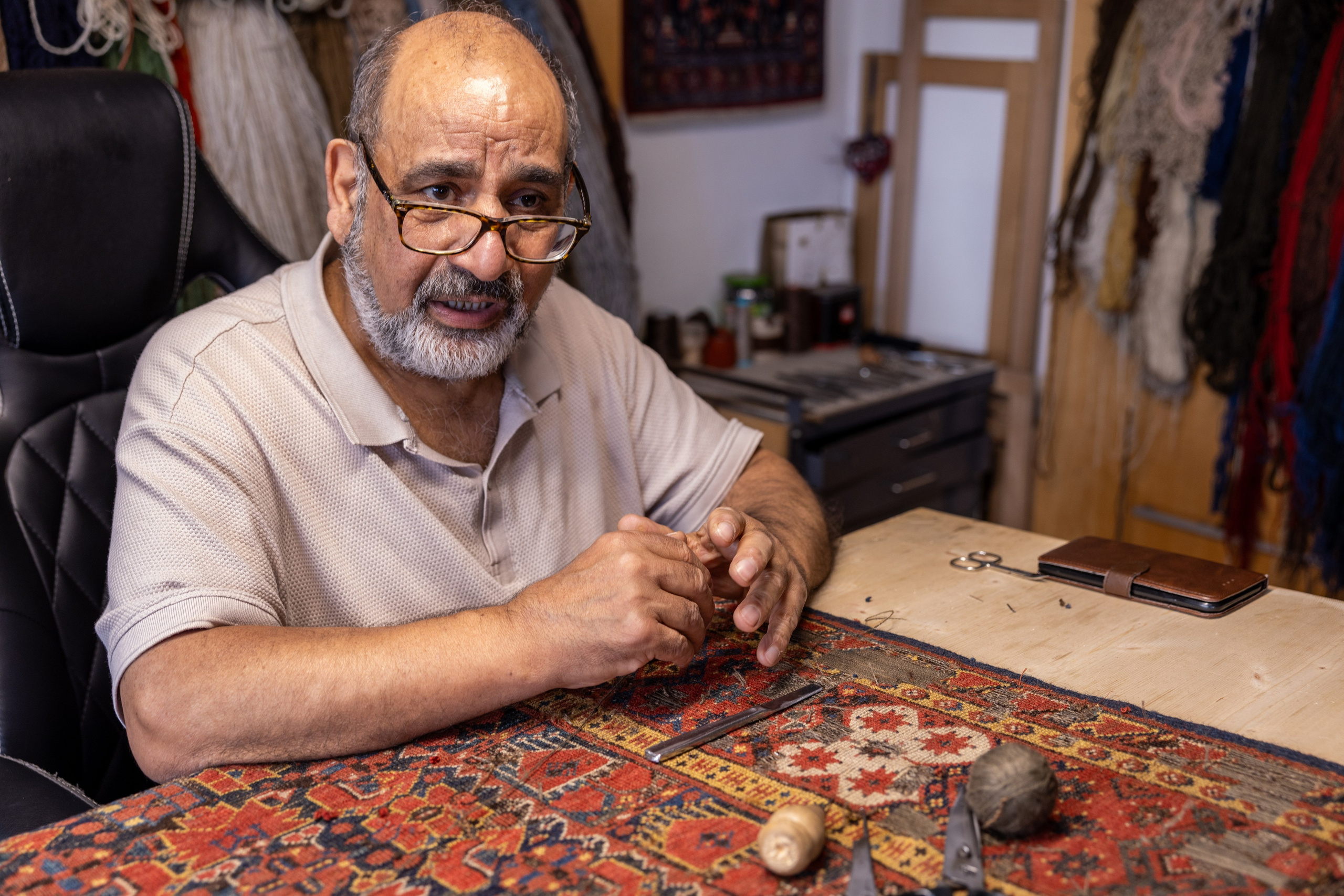 Teppichrestaurator, Salzburg, 2024. Guzel Kolobova| Fotografin| Salzburg
