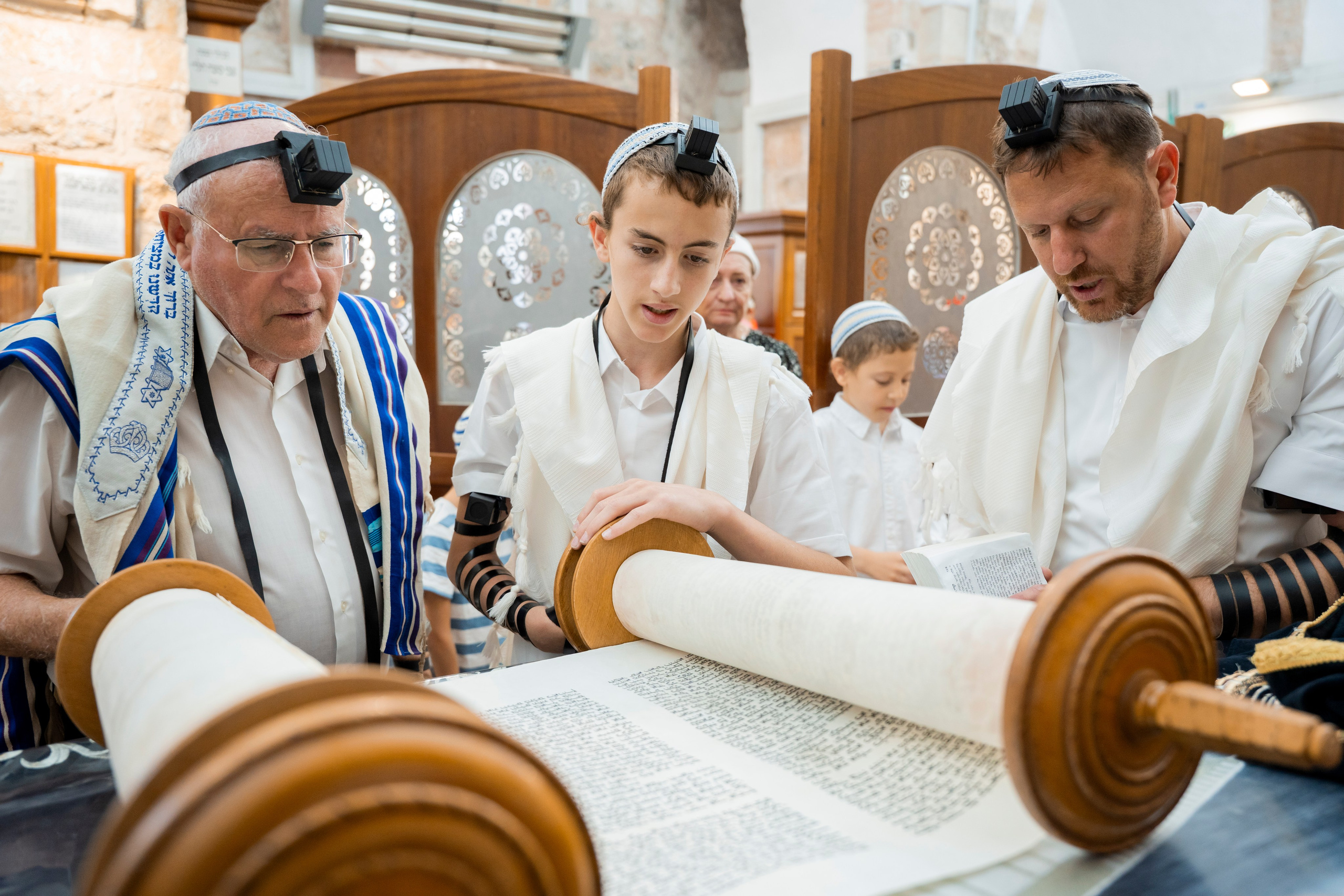 הנחת התפילין רפאל לוי. יוסף מזרחי צילום חתונה, ברית וזוגיות. צלם מקצועי שאוהב להוציא אתכם הכי יפים ברגעים הכי מרגשים