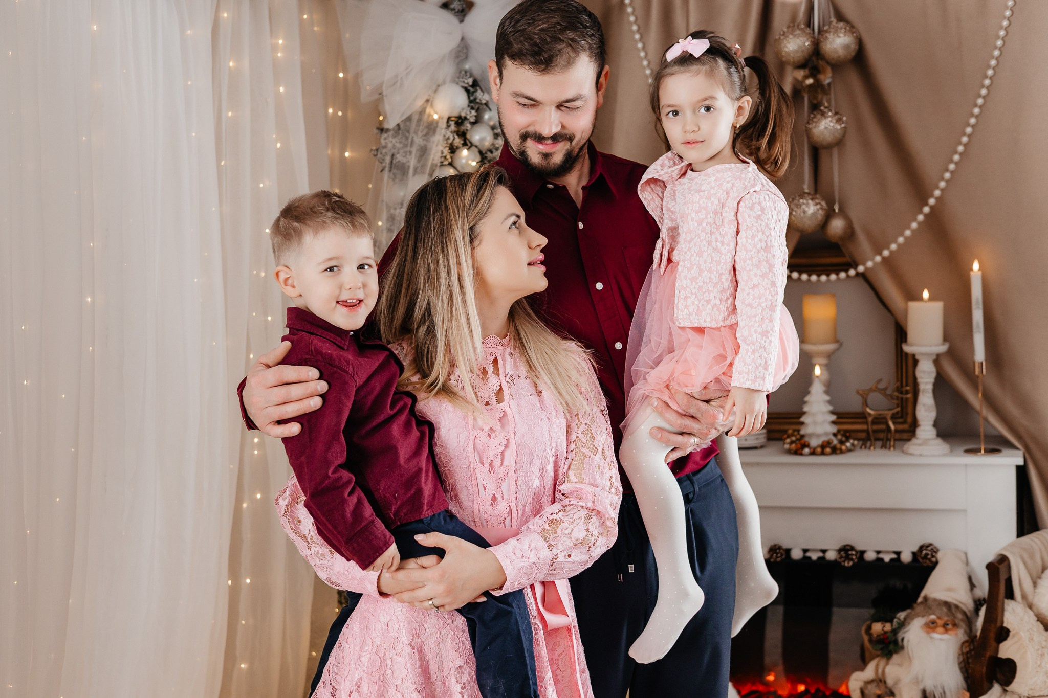 Ședințe Foto Crăciun 2025 Piatra Neamț | Fotografii de Sărbători | FotoACTIV. Fotograf Profesionist Piatra Neamț, Roman, Târgu Neamț, Bicaz, Neamț | Studio, Nuntă, Botez, Eveniment | FotoACTIV