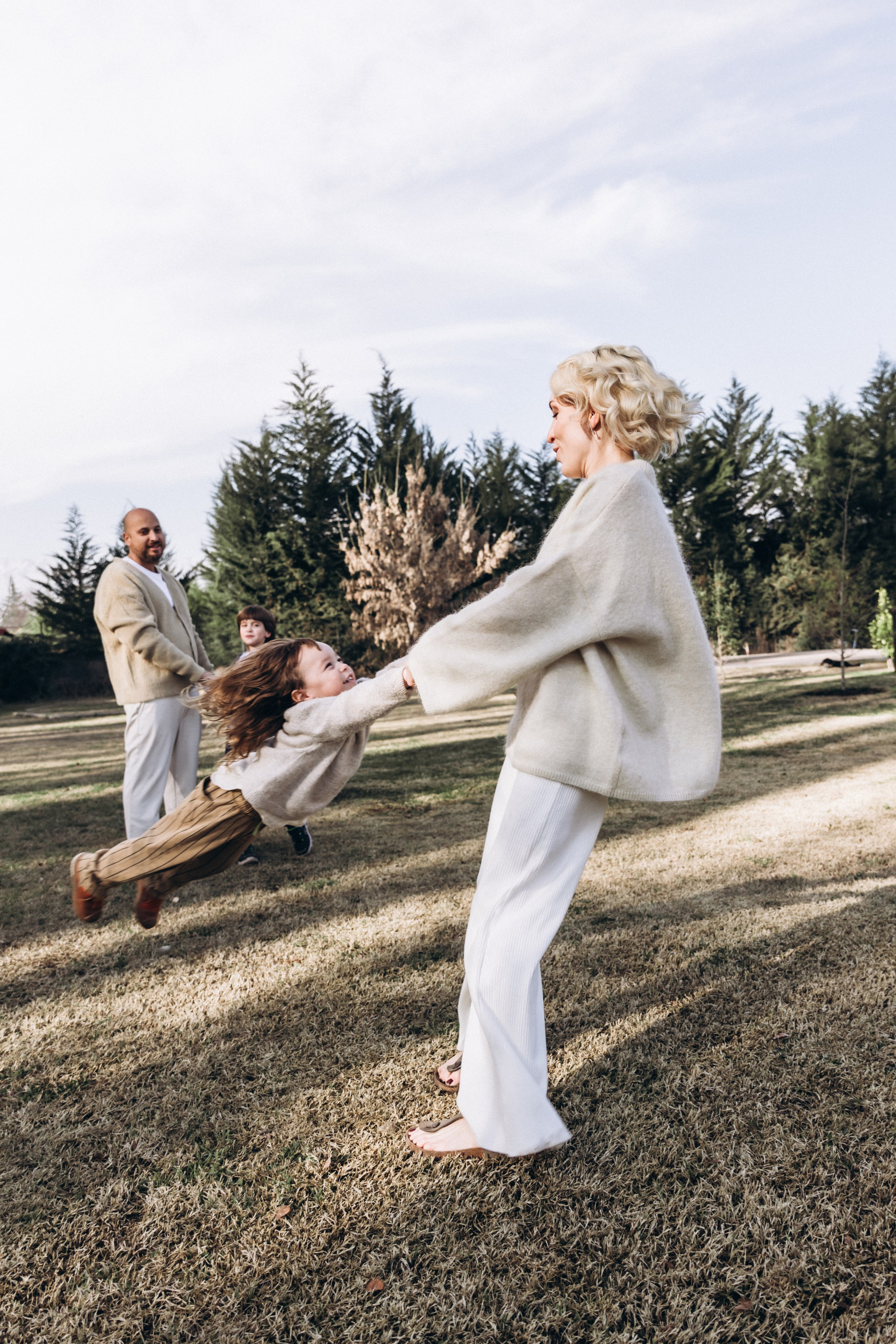 Sesión de fotos familiar en casa — Momentos reales y acogedores. Photographer in Santiago, Chile Anna Almazova